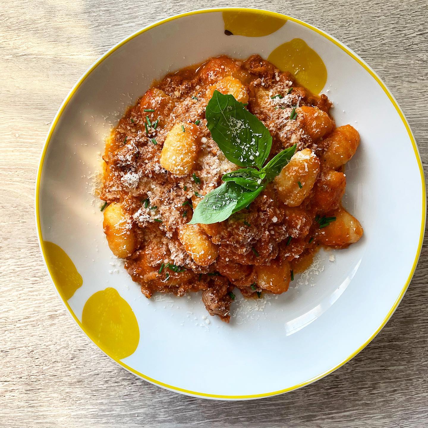 Gnocchi bolognaise🍃
Ingredients for 4 portions:
• 1 onion
• 1 garlic clove (or garlic granules)
• Olive oil (fry light)
• 500g 5% fat minced beef
• 2 peppers
• 1 tin of chopped tomatoes
• 100g cherry tomatoes
• 100g mushrooms
• Chilli flakes / sriracha (optional)
• 500g gnocchi
• Parmesan
• Basil
Steps:
• Fry chopped onion and garlic in olive oil until soft
• Add minced beef and fry until brown
• Blend peppers and chopped tomatoes into a smooth consistency and add to pan
• Add cherry tomatoes and mushrooms to pan and fry until soft
• Add chilli fakes and/ sriracha if you like spice 🌶
• Continue to fry until excess water liquid has evaporated
• Add gnocchi and continue to cook for an additional 2-3 minutes
• Garnish with Parmesan and basil ✨
* If you prefer a smoother consistency, blend all veggies. If you want to increase the volume of your meals with minimal additional calories, load up on extra veggies (I typically double up on all veggies and add anything else I have in the fridge 🫑🧅🌶🥦🥕🍆)