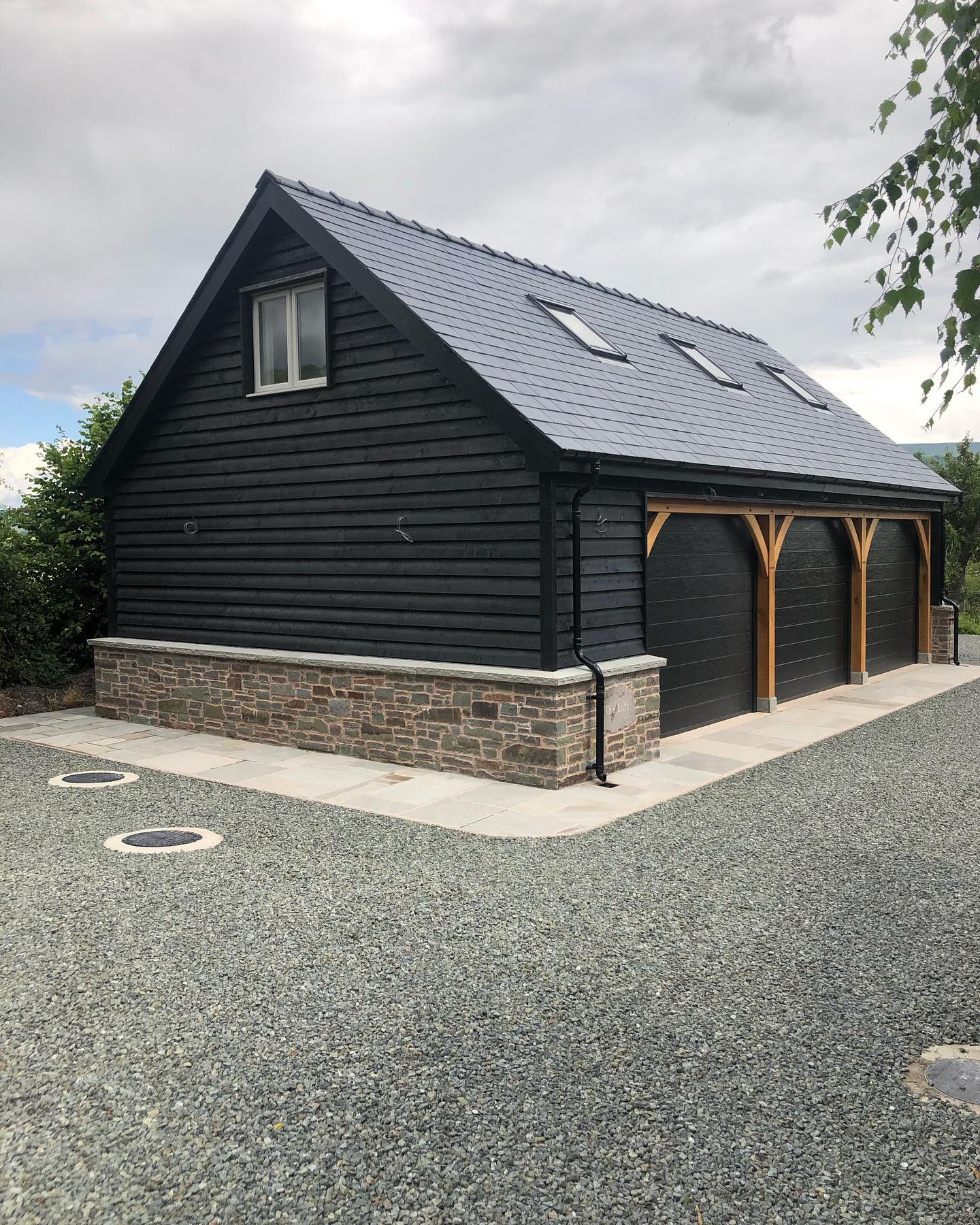 Triple garage with a stone plinth also Indian stone path completed with natural stone gravel driveway…
.
.
.
.
#garage #build #stonework #driveways #luxuryhomes #luxurylifestyle #luxurybuild #wales #july #summer #garages #uk #ukhouses