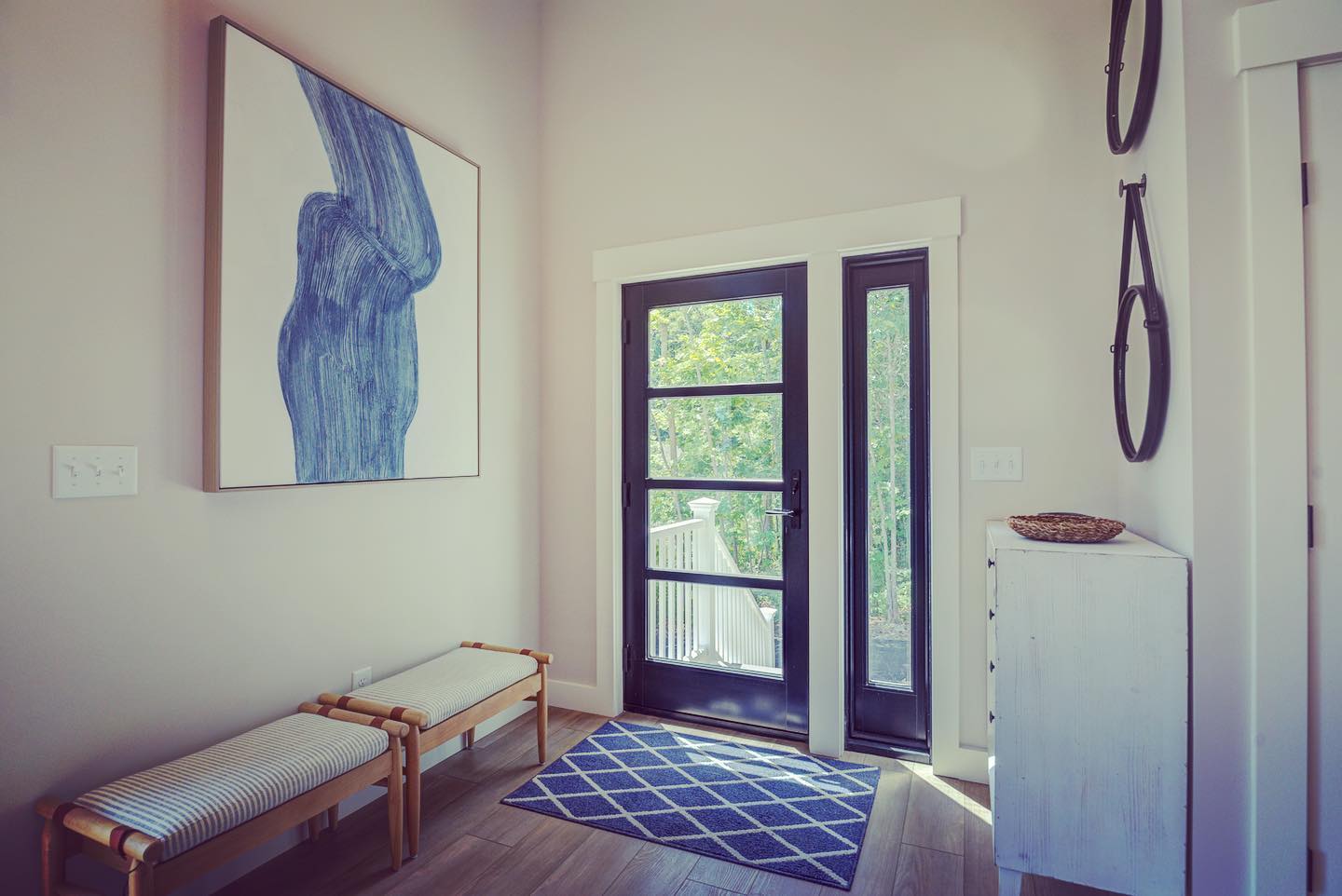 The entrance to your home should be inviting and set the tone for the rest of your space. This black door with horizontal windows allows for so much natural light.
.
.
.
.
#buildersofinsta #mainebuilder #coastalliving #coastaldecor #coastalgeneralconstruction