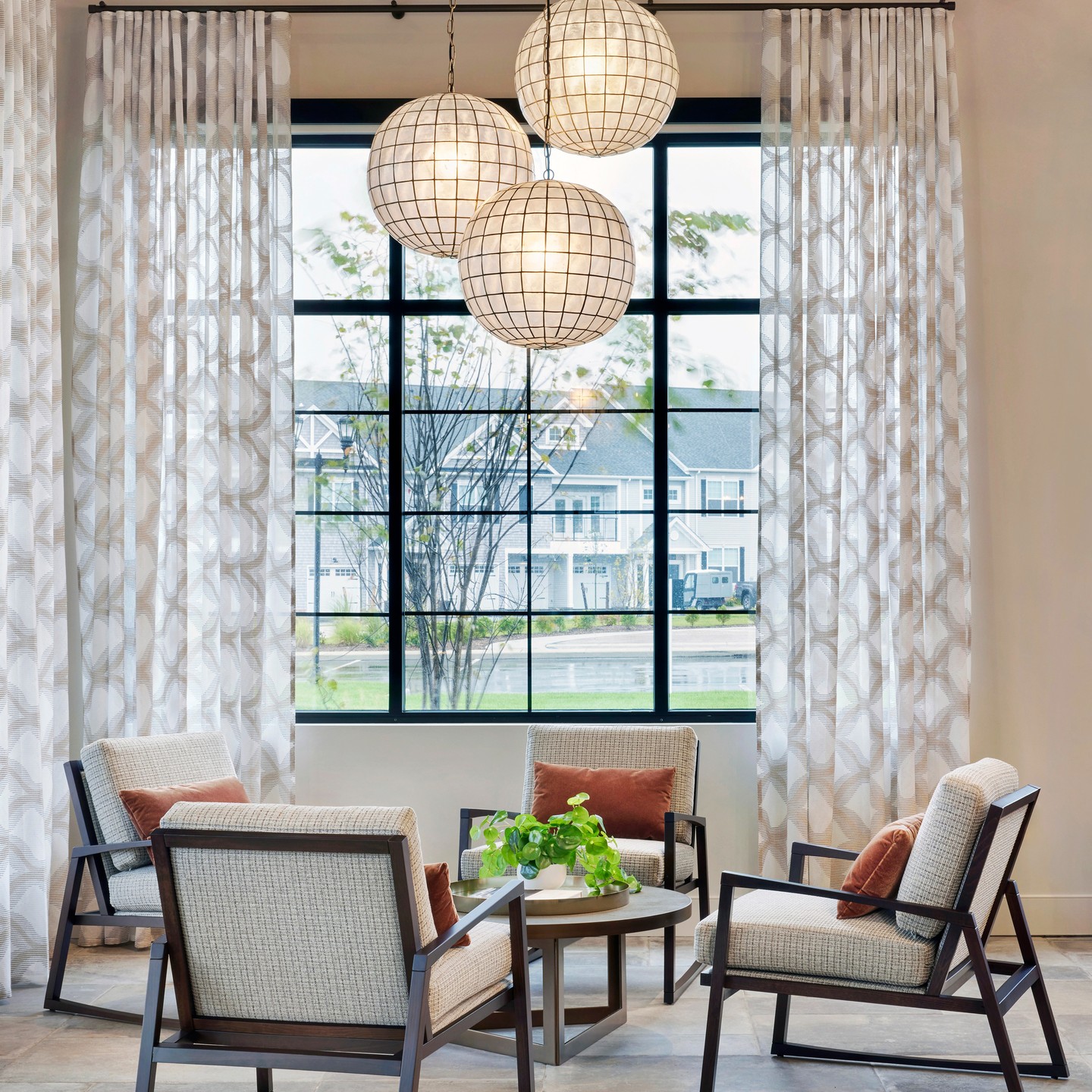 Easy breezy, light and airy... #golfclubhousedesign #arteriorslighting #multifamilydesign #luxuryapartments #steelwindows #conantdesigngroup #codesign @heatherwoodluxuryrentalsli
photos by: John Muggenborg @muggphoto