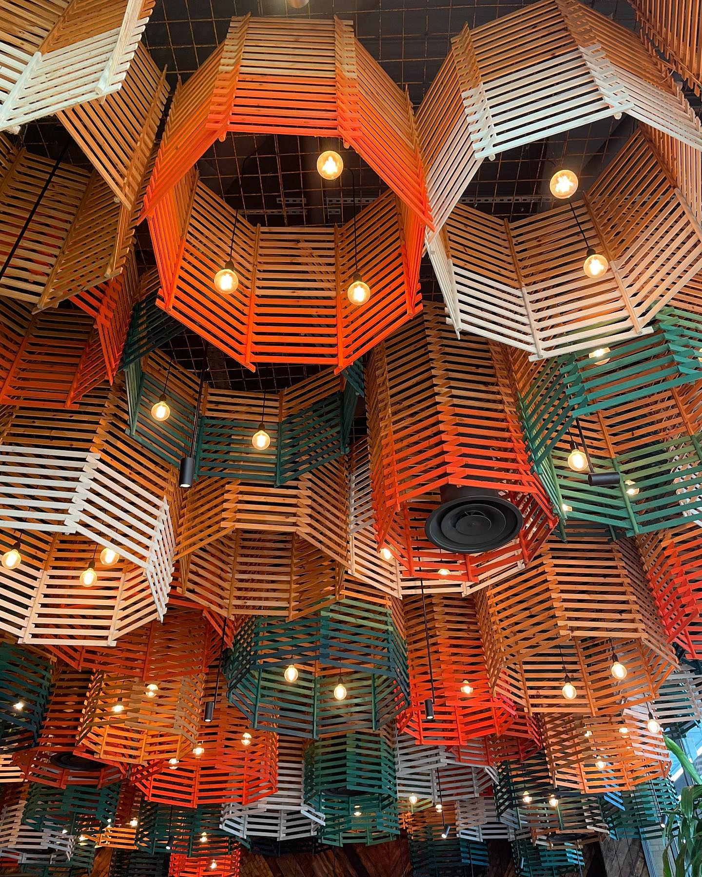 How cool is this ceiling? ๐ฒ
Such a simple idea and so easy to do, but in this commercial space they make such an impact!