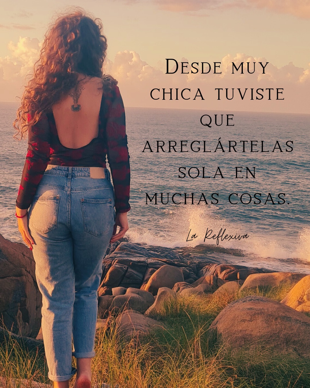 Creciste.
Estudiaste.
Te volviste independiente.
Y aun así, el patrón encontró nuevas formas de mostrarse.
Muchas mujeres no llegan a Travesía
porque no hicieron nada. Al contrario.
Llegan porque ya trabajaron mucho en sí mismas y aun así viven en un estado de alerta constante
en sus vínculos, en el cuerpo, en las decisiones.
Salir de ahí no es hacer más esfuerzo
ni entender un poco más.
Es un trabajo profundo, sostenido,
que se hace en el cuerpo, la psiquis
y el linaje.
Travesía es el espacio donde ese trabajo
se vuelve posible.
Un proceso para dejar de vivir en alerta
y empezar a habitar los vínculos
con más calma, presencia
y seguridad interna.
Si sentís que estas para seguir creciendo, Travesía es el próximo paso.
Enviame un mensaje privado y te cuento más.