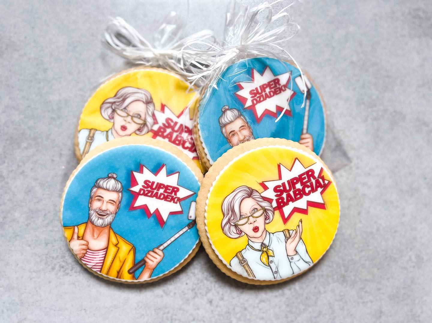 Dzień Babci i Dziadka coraz bliżej 🤗🤗Przedstawiamy kolejne słodkie prezenty dla waszych najbliższych 🥰 Macie takich nowoczesnych dziadków?🤔Dajcie nam znać w komentarzach! 🙂. #dzienbabciidziadka#dzienbabci#dziendziadka#prezent#upominek#babcia#dziadek#święto#miłość#radość#superbabcia#superdziadek#prezentdlababci#prezentdladziadka #slodkiprezent