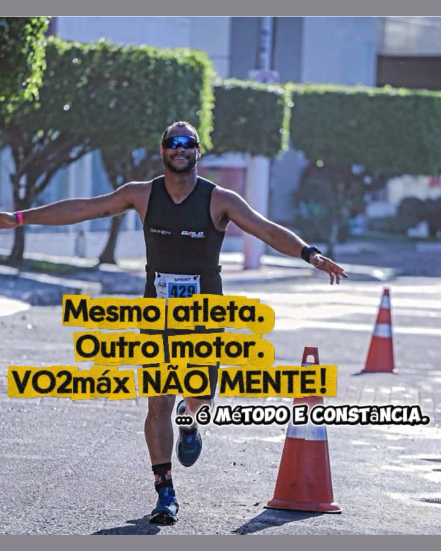 VO₂max não melhora por acaso. MELHORA POR MÉTODO!
O VO₂max é a capacidade máxima do corpo de captar, transportar e utilizar oxigênio. Traduzindo: é o tamanho do motor que te leva mais rápido e mais longe.
E não… ele não melhora no “treinei forte quando deu”.
Ele evolui quando existe metodologia, controle de intensidade, estímulos corretos e, principalmente, consistência ao longo do tempo.
Treinos bem periodizados, zonas respeitadas, estímulos progressivos e recuperação adequada fazem o corpo entender o recado: “preciso ficar mais eficiente”.
Ciência no treino, disciplina na rotina e paciência no processo.
O RESTO É CONSEQUÊNCIA!
#vo2 #progressão #metodologia #esporte #vempromeumundo