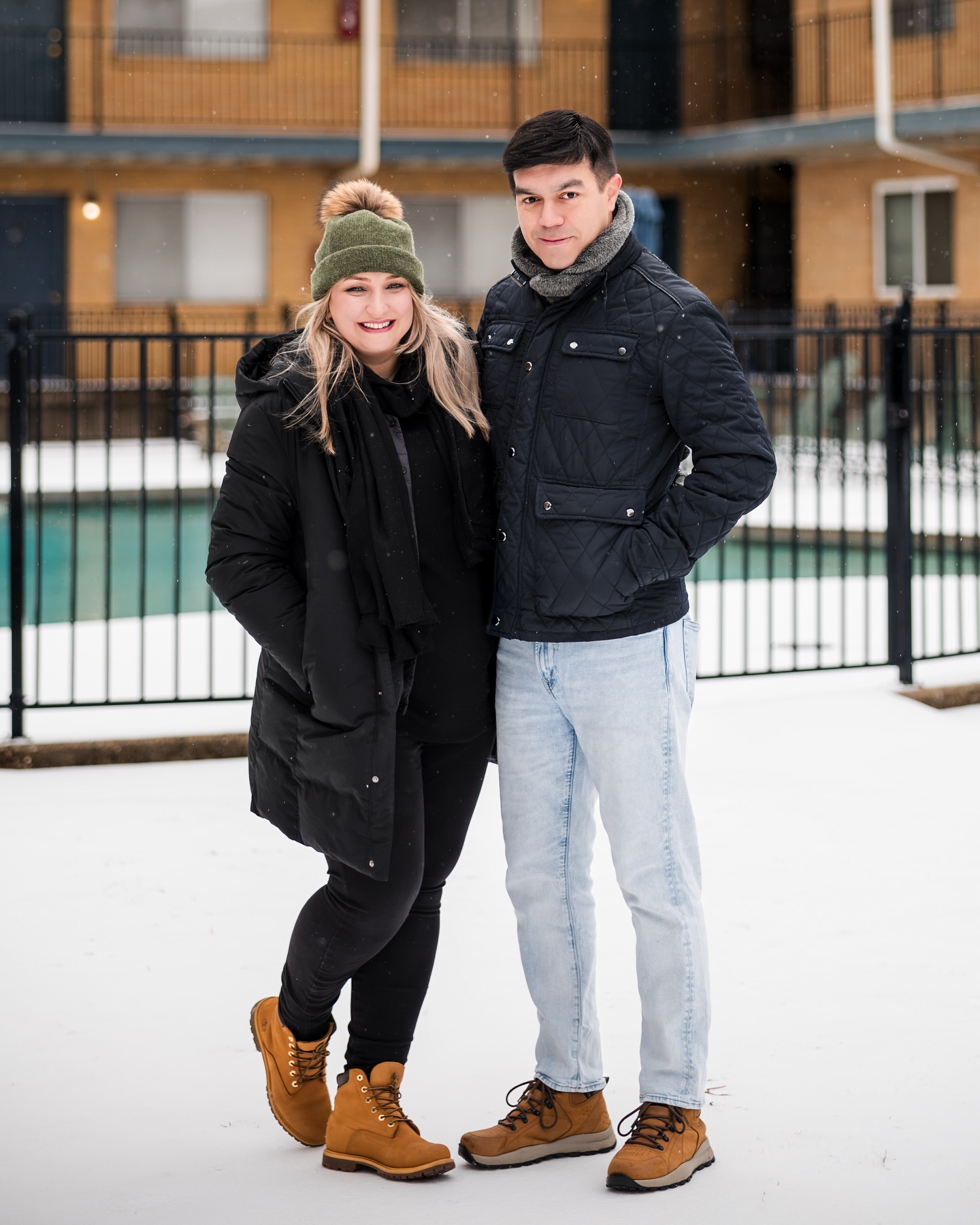 O frio veio com força em Dallas neste Janeiro de 2026, não com neve ainda, mas com “sleet” (uma espécie de versão entre chuva congelada e neve, mas parece farinha de tapioca caindo do céu). Daí o treco congela no chão e fica parecendo pista de patinação no gelo. No momento dessa foto a temperatura era de -10 graus Celsius , mas com um pouco de vento, a sensação térmica era de -15 graus. Quando entrei em casa, parecia q eu tinha me bronzeado na praia e tava com o rosto com cor de um camarão hahaaa
#simboraaaaaa #neve #dallaska2026 #sleet #cfni