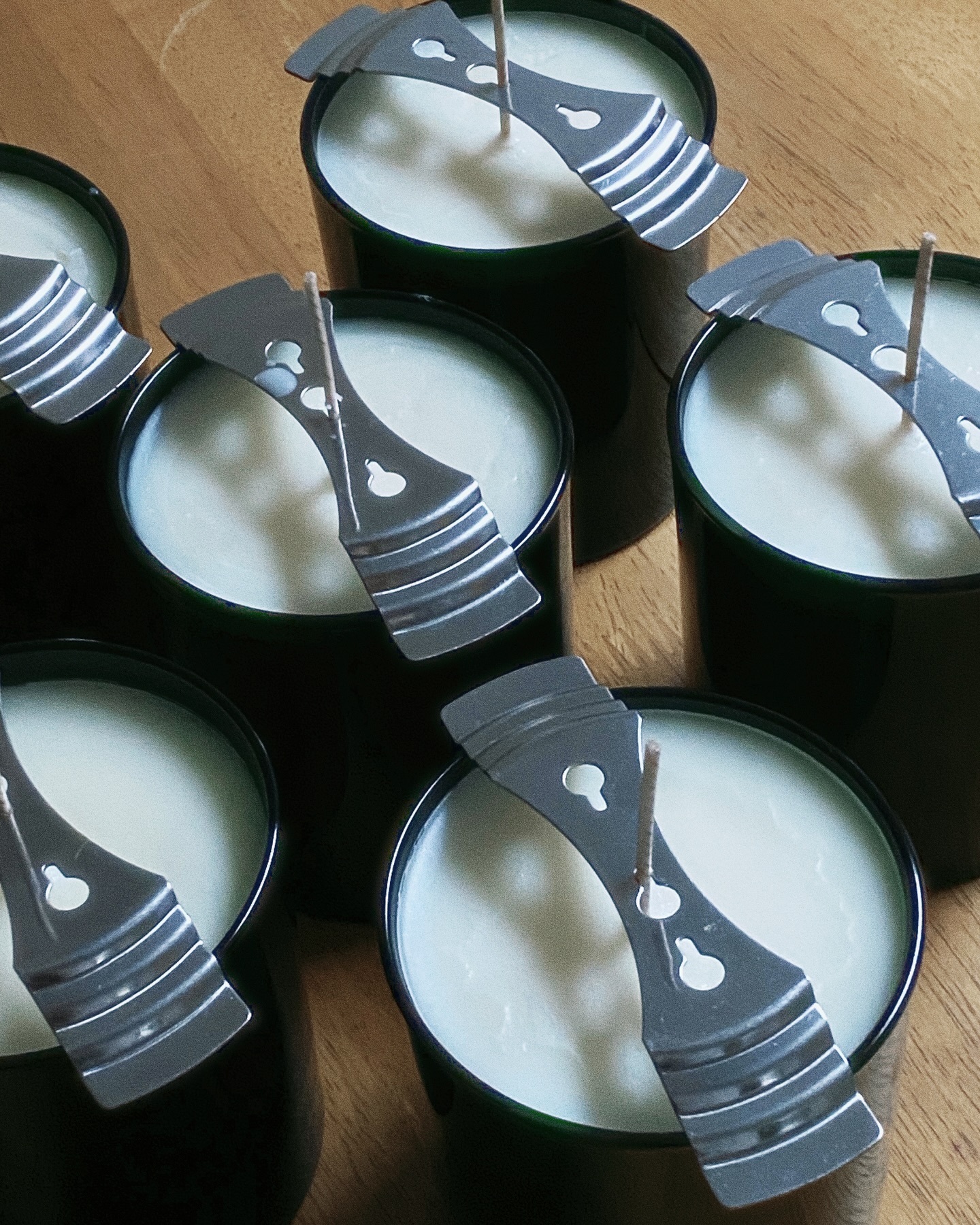 A little glimpse of the first pre-orders for our Noël ✨Last orders will be taken until tomorrow the 18th at midday to ensure they arrive in time for Christmas! 🎄 Tap the link in bio to make it yours ✨
#verdaurahome #christmastime #scentedsoycandles