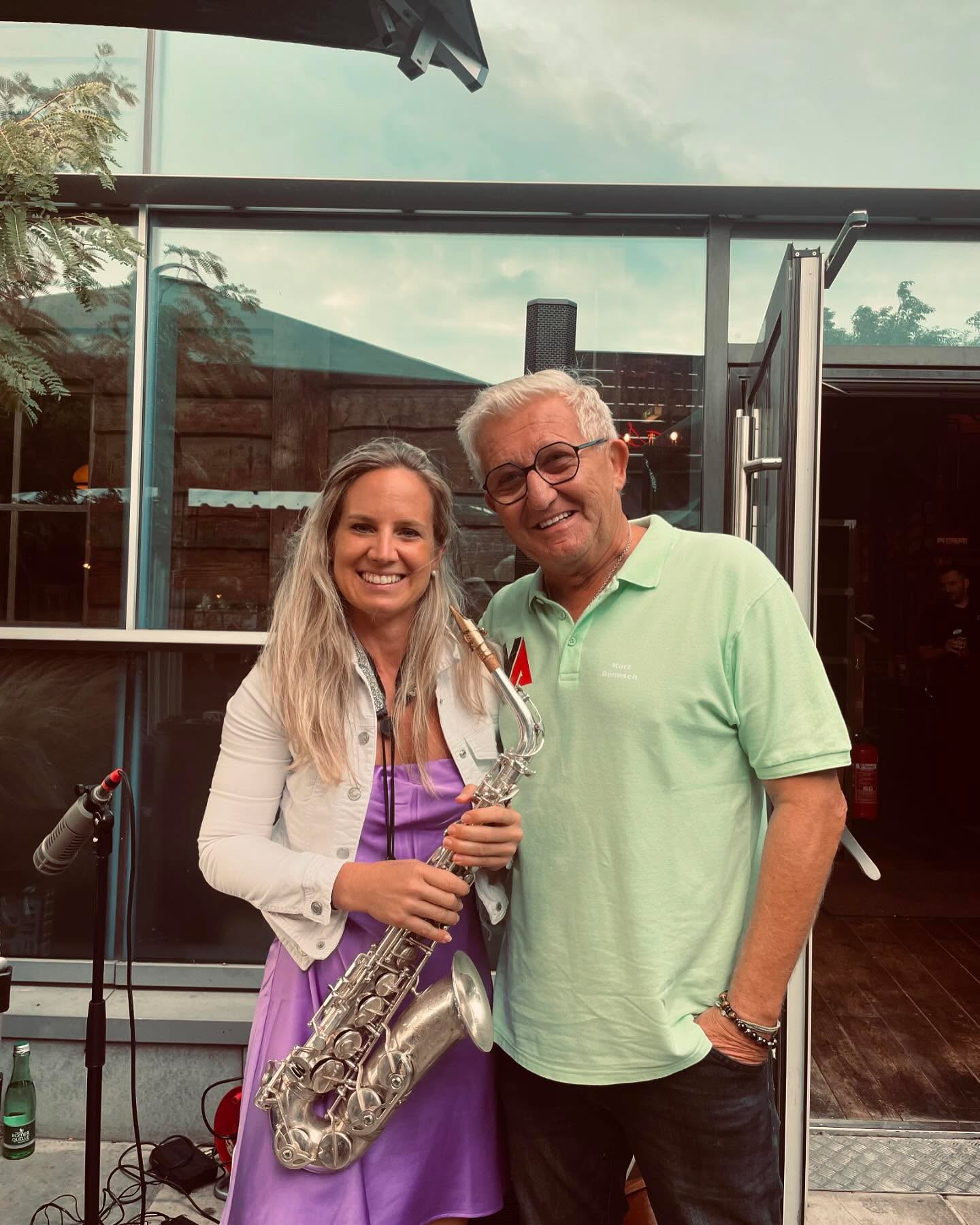 🔥 Grillen meets Grooves! 🎷🎧
Was gibt es Besseres als ein Agentenfest mit einem leckeren BBQ und coolen Beats?
🌟 Danke an alle, die dabei waren! 😎
#WKO #Agentenfest2024 #GrillenMitBeats #saxgoespop #DJSax #BBQParty #SommerVibes #LiveMusikUndGrill