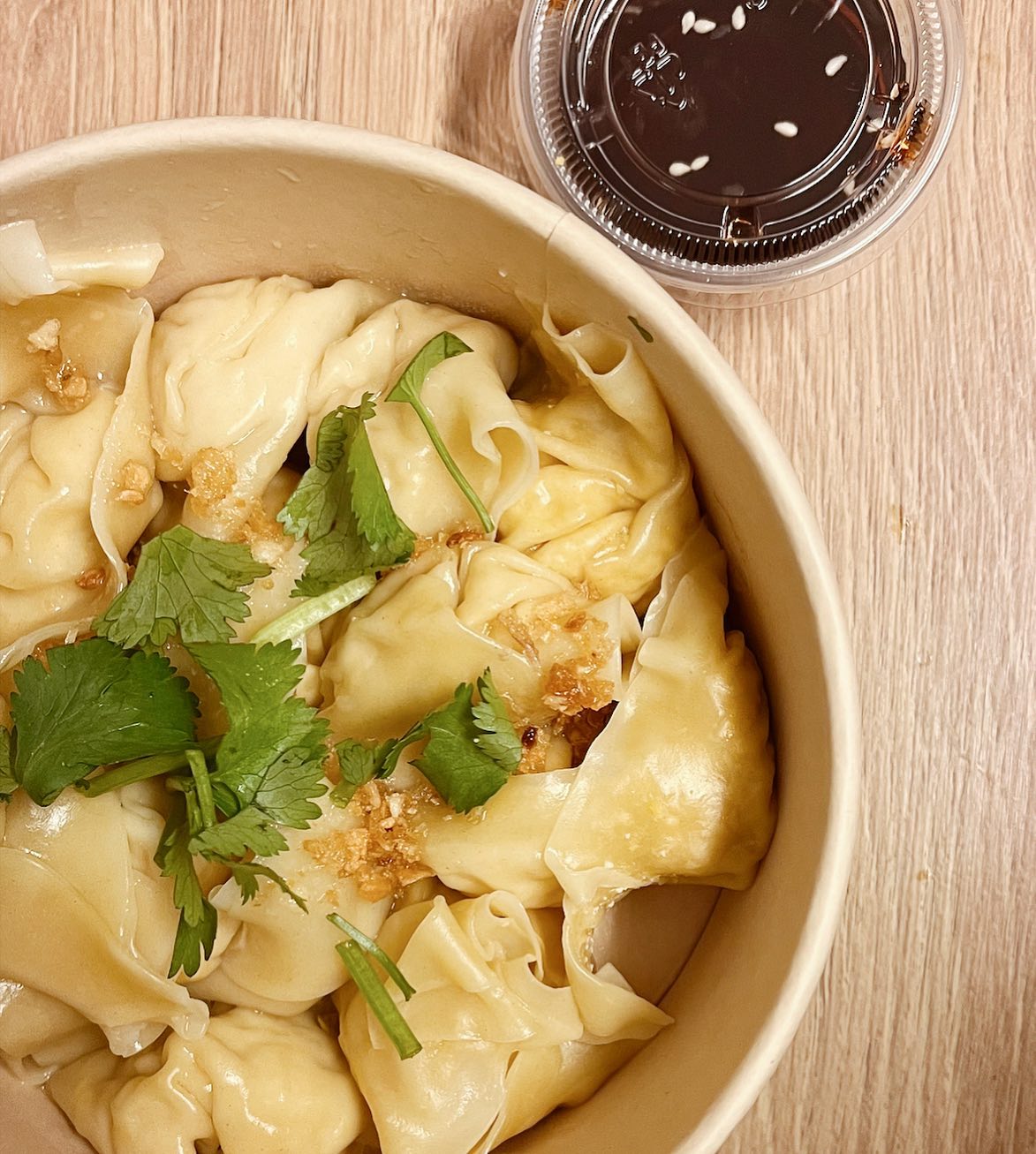 Did you know that we serve noodle soup with dumplings? And did you know that you can order extra dumplings to go so you can enjoy them in the comforts of your home? That is some Fredagsmys! โบ๏ธโฃ๐
โฃ
โฃ
โฃ
โฃ
โฃ
#khaosoi #khaosoibyjane #thaifood #northernthaifood #dumplings #uppsala #uppsalacity