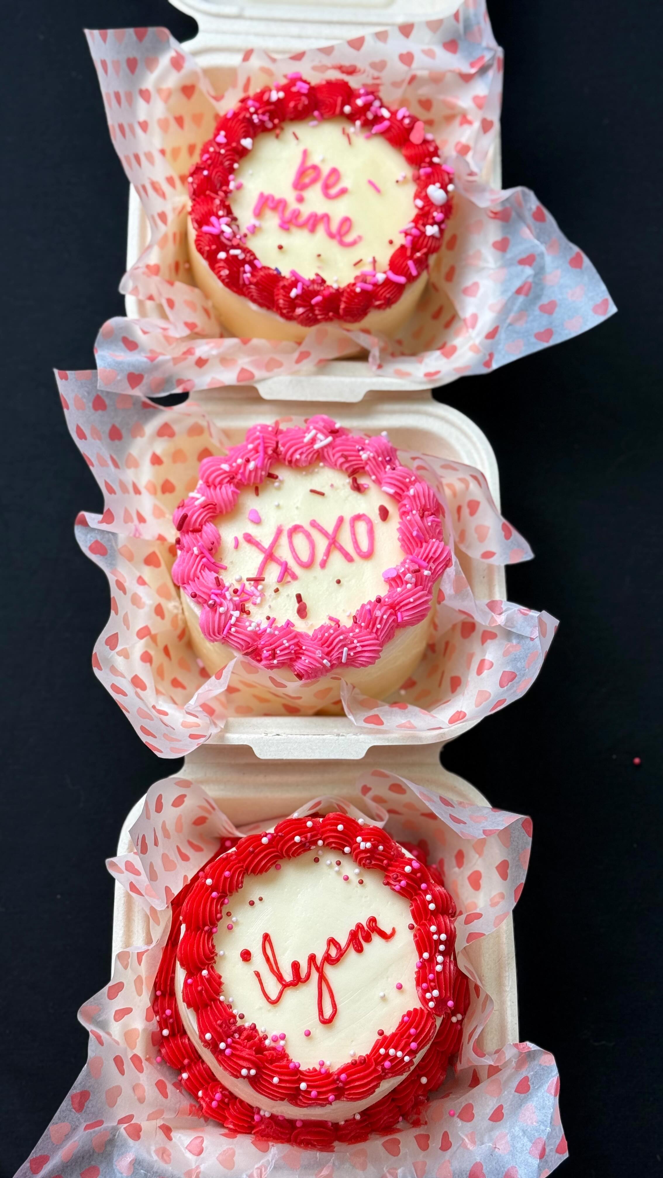 Valentine’s Mini Lunchbox Cakes 💘
4” | 100% Gluten-Free
Chocolate or Vanilla
$18 each
Pre-orders open 💕
📲 DM to order