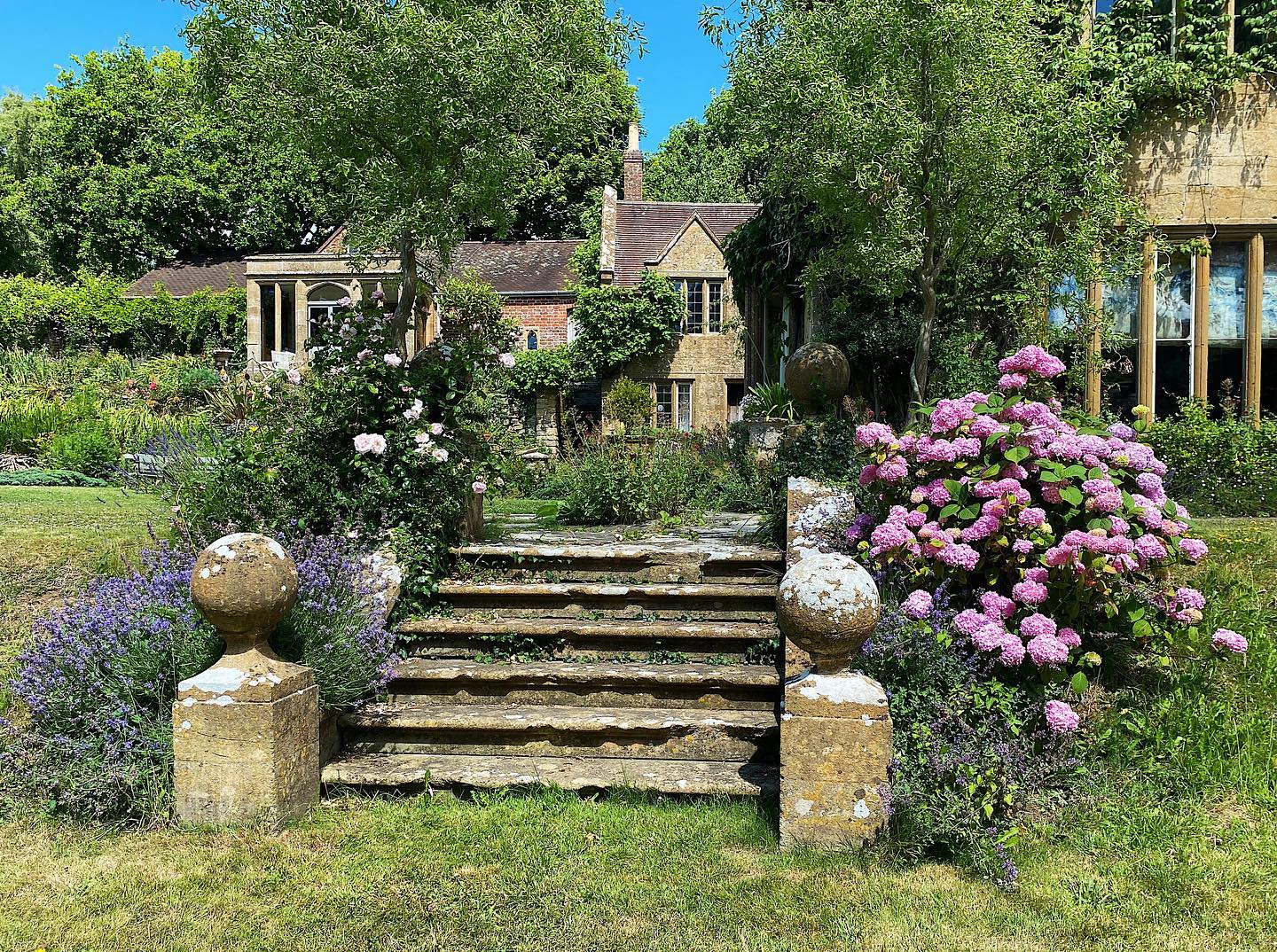 Happy Friday everyone! What beautiful weather we’re having, our guests are in for a treat this weekend 🌞
#symondsburymanor #symondsbury #dorset #bridportdorset #jurrasiccoast #dorsetcoast #selfcateringaccommodation #selfcateringholidays #selfcateringholidaysuk #selfcateringholidaysdorset #dorsetholidays #uniqueholidayrentals