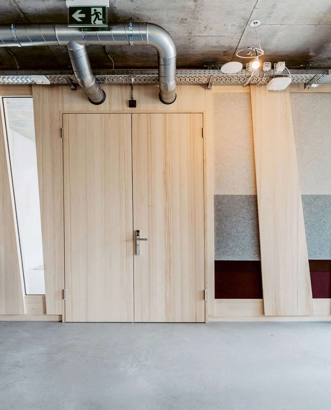 Ebaholz Campus Extension. Building as a Common Process
In 2024, the University of Liechtenstein in Vaduz opened its Ebaholz campus extension. Design and realization of the building’s interior was entrusted to students from the Craft & Structure Studio at Liechtenstein School of Architecture. Their key task was to create new working environments and to offer space for social interaction. The building’s structural conditions were the only limits to the design process. Students had to deal with materials and tectonic aspects of designing wall systems, furniture, and lighting, as well as all the issues of space and atmosphere for creative teamwork. Supported by experts of scenography, acoustics, and color design, they experimented with spatial concepts, atmospheres, materials, and colors. The entire planning was done on a 1:1 scale and eventually realized in collaboration with craftspeople from local construction firms.
This book highlights these didactics of design-build used at the Craft & Structure Studio under the direction of Urs Meister and Carmen Rist-Stadelmann and places it in the international framework of architectural education.
***
Multilingual Edition – German & English!
Edited by Carmen Rist-Stadelmann and Urs Meister
@architecture_liechtenstein @uni_li
Book design by Studio Joost Grootens
@studiojoostgrootens
Image processing by Marjeta Morinc
@marjetamorinc
#parkbooks #carmenriststadelmann #ursmeister #designbuild liechtensteinschoolofarchitecture