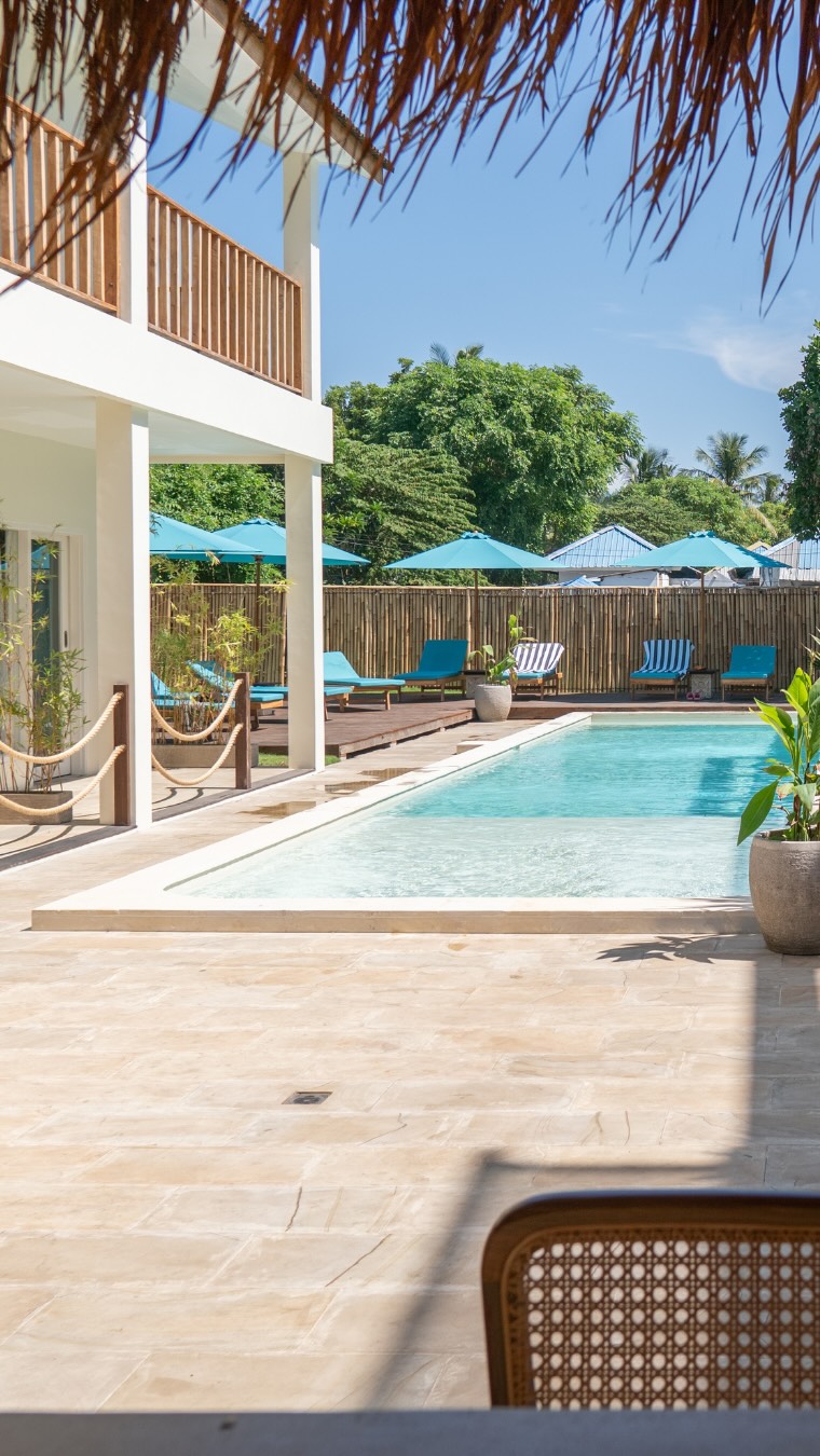 Clean food. Hard workouts. Poolside recovery. 🌴
This is what a good day on Gili Trawangan looks like.
Start strong with a session at @gilifit - lift, sweat, move, repeat.
Then refuel next door at @pokemugilit with high-protein meals, shakes, and juices that actually taste good.
And when you’re done?
Cool off by the pool and let island time do its thing.
Train, eat, chill - all in one place.
Welcome to the GiliFit Fitness Resort x Pokemu routine 💛