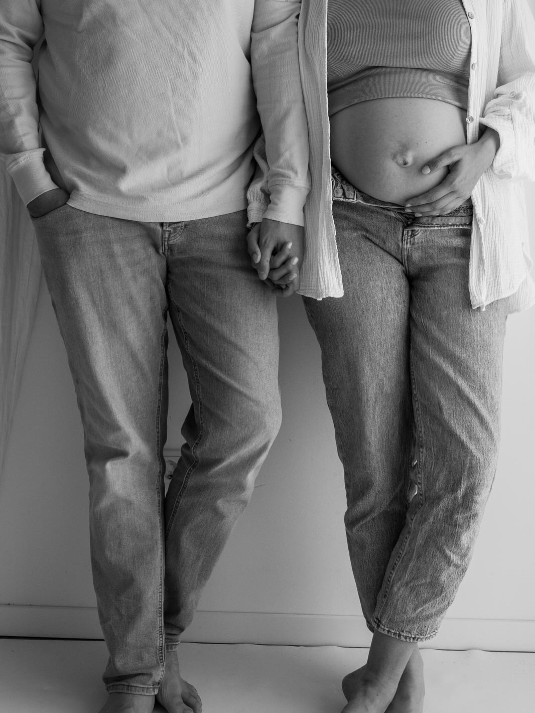 Diese Zeit ist kein „Davor“.
Und noch kein „Danach“.
Sie ist ein Übergang.
Ein Übergang vom Frausein zum Mutterwerden.
Vom Bekannten ins Unbekannte.
Ein leises Abschiednehmen von einer Identität
und gleichzeitig das vorsichtige Neu-Geborenwerden einer anderen.
Oft ist uns in der Schwangerschaft noch nicht bewusst,
was in den nächsten Jahren wirklich auf uns wartet.
Wie sehr sich alles verschiebt.
Wie tief die Liebe geht
und wie herausfordernd manche Tage sein dürfen.
Es gibt Müdigkeit. Zweifel. Überforderung.
Und es gibt dieses unfassbare Glück,
das sich nicht in Worte fassen lässt.
Mama zu werden ist das Größte.
Und genau deshalb verdient diese Zeit,
gesehen, gehalten und festgehalten zu werden.
Ein Babybauch ist mehr als ein Bauch.
Er trägt Hoffnung, Veränderung
und den Beginn eines neuen Lebens
für dein Kind und für dich.
Wenn du dir wünschst,
diese besondere Phase deiner Mutterschaft
ehrlich, emotional und liebevoll festzuhalten,
dann begleite ich dich sehr gern.
✨ Folge mir @soulmom.era wenn du dich nach tiefer Mutterschaftsfotografie sehnst
✨ und nach Bildern, die nicht nur zeigen – sondern fühlen lassen