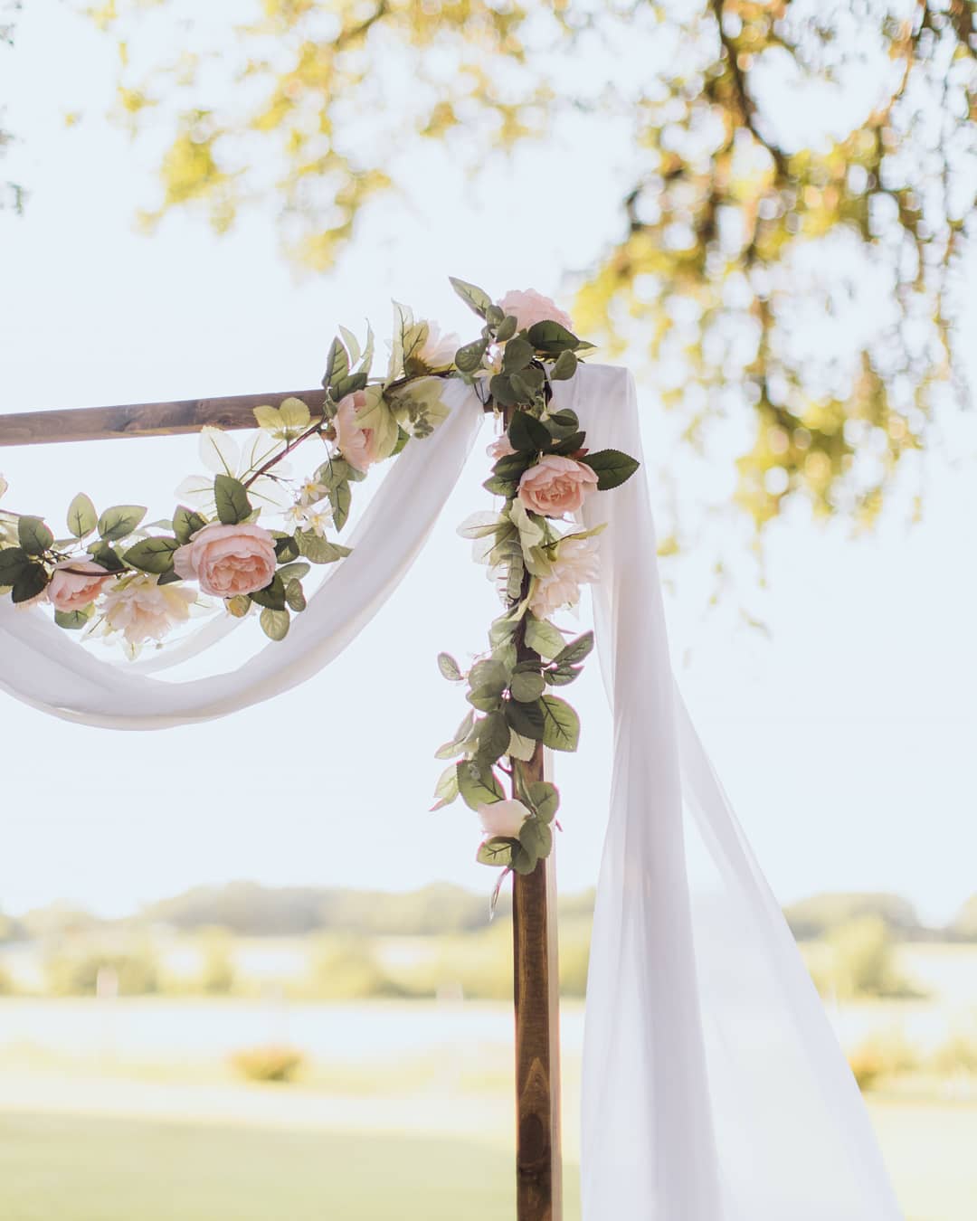 This wooden arch is the perfect focal point for any wedding ceremony. We love seeing all the different ways our couples personalize it to fit their individual style. Thank you @adelinerock for capturing it so beautifully 🥰
Wedding Arch Rental by @faithful_plan