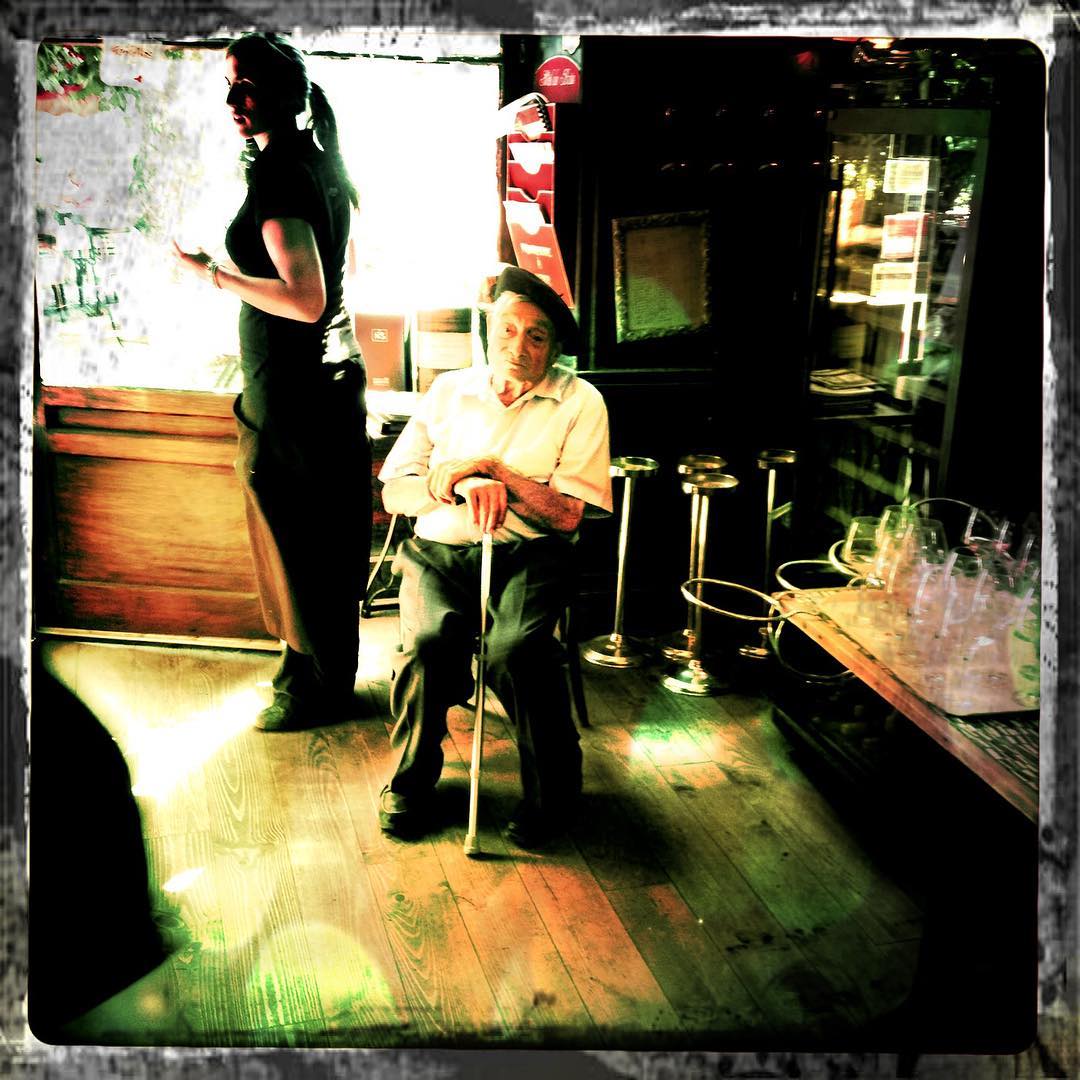 Instant volé Des fois la magie se dépose.. comme ça.. au coin du comptoir.. sans prévenir. #hoteldesbains #papi #histoire #poesiedecomptoir #zinc restaurant #charavines