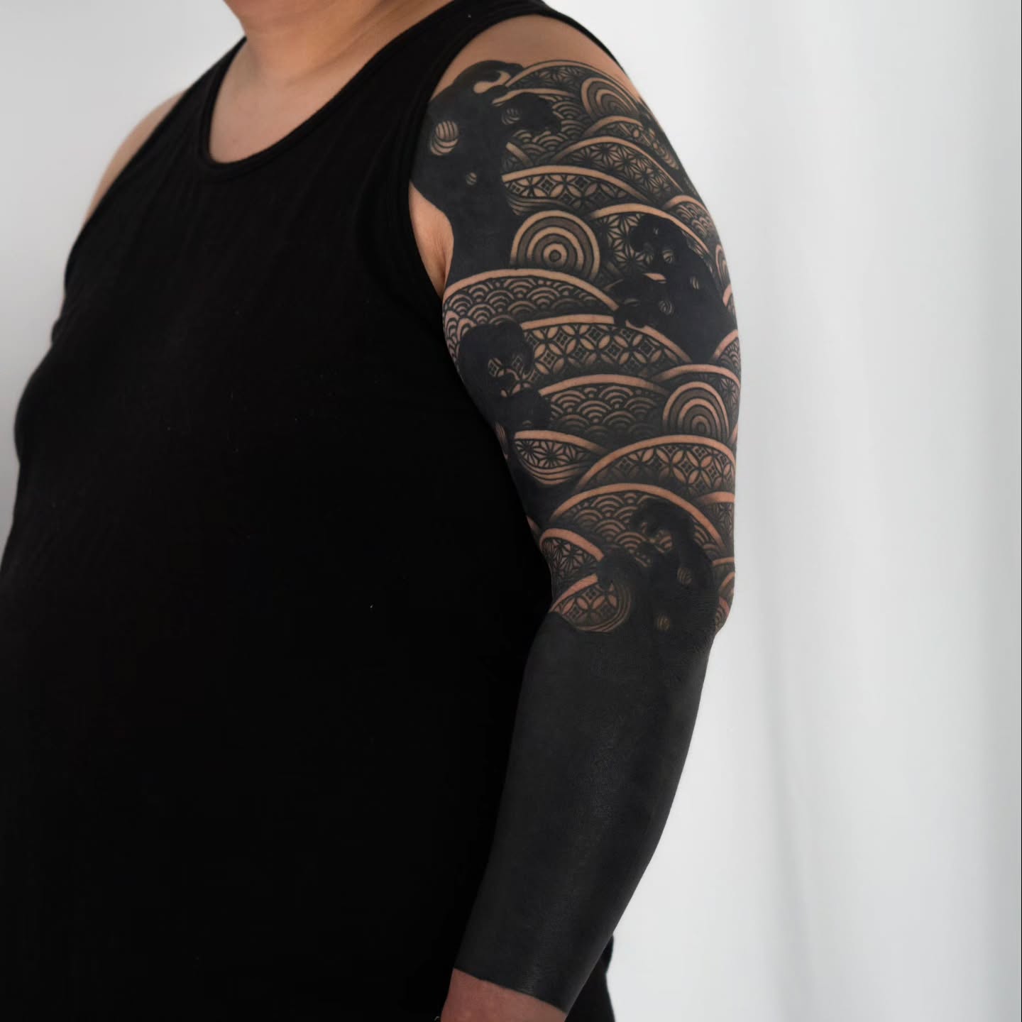 Healed pictures for this Japanese style black sea full sleeve tattoo.
Very happy on how it turned out, love the black water. Thank you so much @bean.chin for the trust and the great time spent together
Japanese geometric kimono patterns Oakland California bay area
Done at @futureink.co
#bayareatattoo #oaklandtattoos #californiatattoo #japanesepatterns #geometrictattoo
