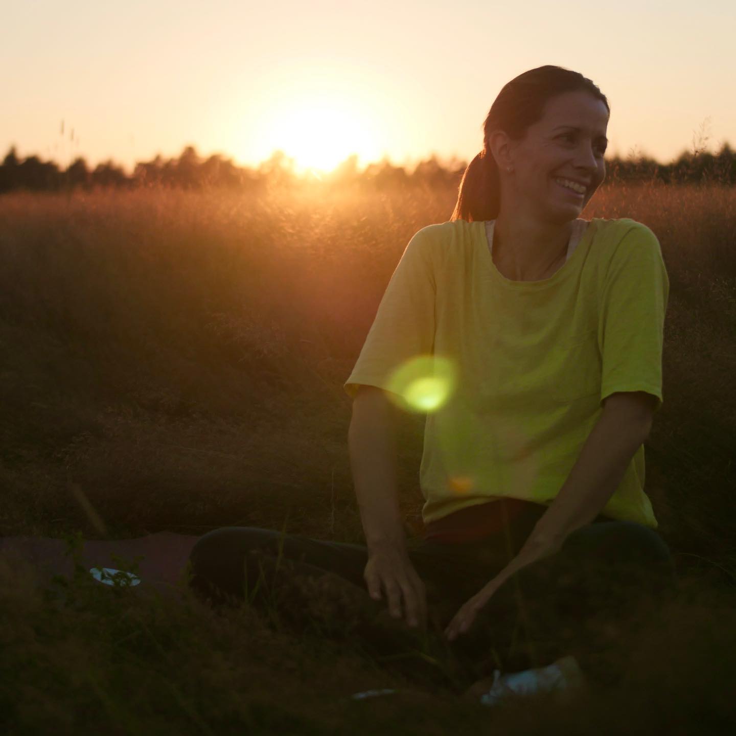 SOMMERLIEBE
Der Sommer ist unendlich, er schmeckt nach Vanilleeis, riecht nach Grillkohle und fühlt sich nach großer Freiheit und Unbeschwertheit an. Das war der Sommer, wie ich ihn als Kind erlebt habe und das ist er, wie ihn meine Jungs gerade wahrnehmen.
Morgen beginnen bei uns die Sommerferien und es liegt schon dieser besondere Zauber in der Luft. Morgen werden sie ihre Ranzen in die Ecke werfen und diese kindliche Leichtigkeit versprühen.
Morgen werde auch ich meine unendlich lange To-do-Liste für einen Moment beiseite legen und mich mit meinen Kindern freuen. Freuen auf die Ferien, auf diese Unbeschwertheit und das Gefühl, dass dieser Sommer unendlich ist.
Ich wünsche uns allen diesen besonderen Zauber des Sommers 🧡
#sommerliebe #ferien #freiheitsgefühl #unbeschwertheit #kinderfreuden #kindlicheleichtigkeit #urlaubmitkindern #kinderwerdengroß #dersommeristda #mamaleben #mamaalltag #selbstfürsorgeimalltag #selbstfürsorgefürmamas #yogabeyondthemat