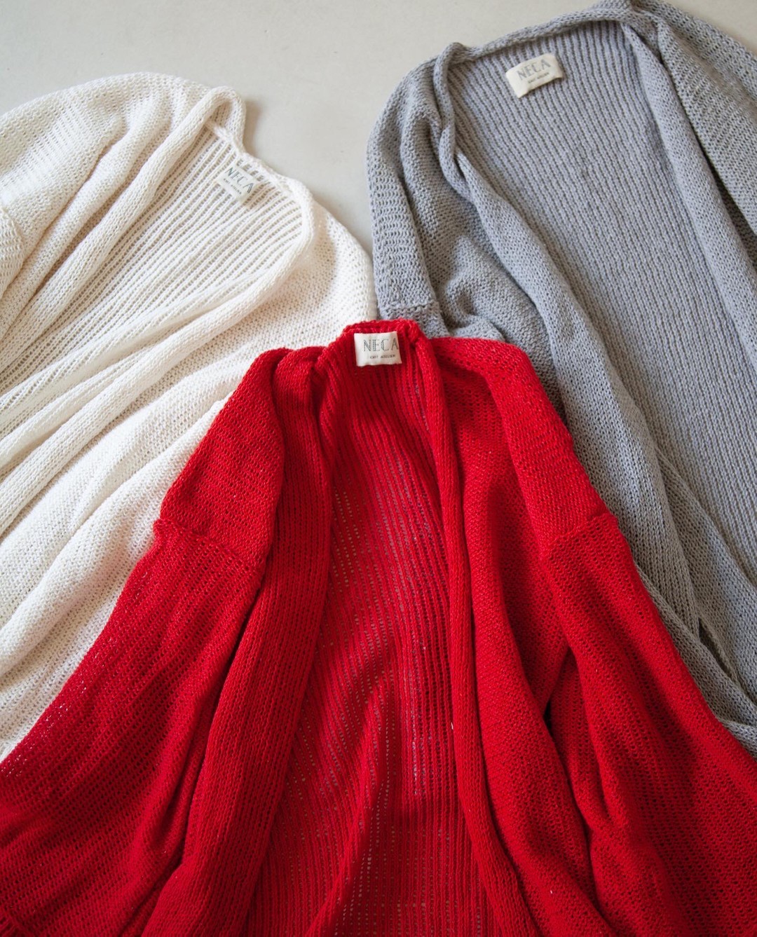 As cores das nossas peças já estavam aí, antes mesmo delas serem fio.
Isso porque os fios de algodão reciclado utilizam tecido preexistente como matéria prima, tecido já colorido, que depois de picotado e triturado com outras peças da cor volta a ser fiado num fio totalmente novo e com cor já definida.
Cada lote tem suas peculiaridades e não é igual ao anterior nem ao próximo devido a mistura única de matéria prima.
Reaproveitamento de material preexistente e cuidado com as águas: nós acreditamos nisso.