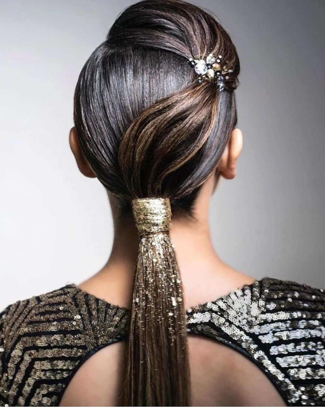 🎇 Optez pour la Ponytail
retravaillé au #GelGlitter pour les fêtes de fin d'année
👑 ornement @jjhouse
👗 robe dos nu @strass-paillettes
👠 modéle @cadira-md
Il me reste quelques places pour la fin d'année (ne tardez pas)
AUDREY ELP | Spécialisée en Evénementiels
🔑 | HAiR & MAKEUP ARTiST,
Mode | Mariage | Studio | Beauté ...
📍 Hauts-De-France | Belgique ...
📩| 𝗗𝗠 pour tout renseignement ou prise de 𝗥𝗗𝗩.
🖇️ | #coiffeur #coiffeurlille #CoiffeuseMaquilleuseProfessionnelle #ExpertBeautéEtCosmétique #expertevent #hairglytter #coiffurefindannée #ponytail20242025 #hiver #happyvibes #looksoirée #LookFinDAnnée #audreyelp #hairgoals #lillehairstylist #lillemaville #showlillois
#chignonsoirée #attachesinvité #attachemoderne #cheveuxlong #attacheetaccésoires