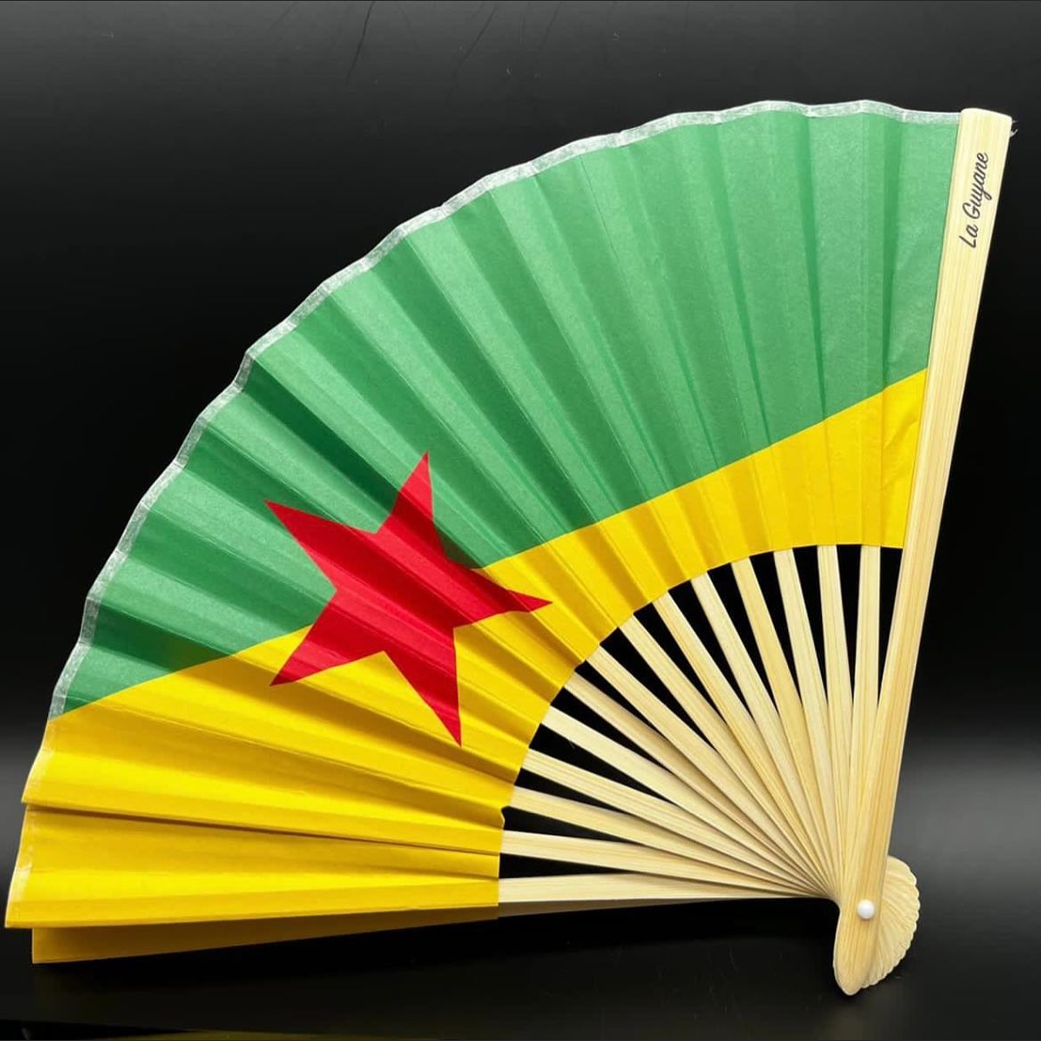 Restez au frais avec style grâce à nos éventails ☀️💨
.
.
Venez découvrir le reste de la gamme sur le site www.labelguyaneshop.com
.
.
#guyane #guyanefrancaise #eventail #papier #boisprecieux #produitsartisanaux #artisanat #drapeauguyane #yana #cadeau #cayenne #labelguyane #kourou #maho #figurine #tortue #toucan #ara #tatou #Amourette #labelguyane #labelguyaneshop