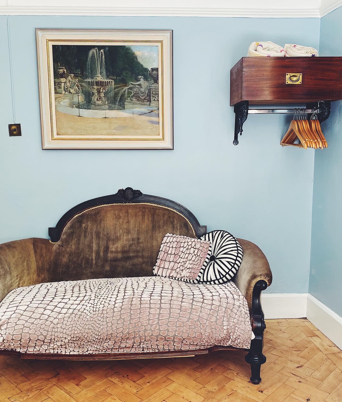 The perfect Chaise Lounge to sit on and have your morning coffee ☕️
Happy weekend everyone 🤗
#symondsburymanor #symondsbury #dorset #bridportdorset #jurrasiccoast #dorsetcoast #selfcateringaccommodation #selfcateringholidays #selfcateringholidaysuk #selfcateringholidaysdorset #dorsetholidays #uniqueholidayrentals #uniquehomestays #uniquehomedecor