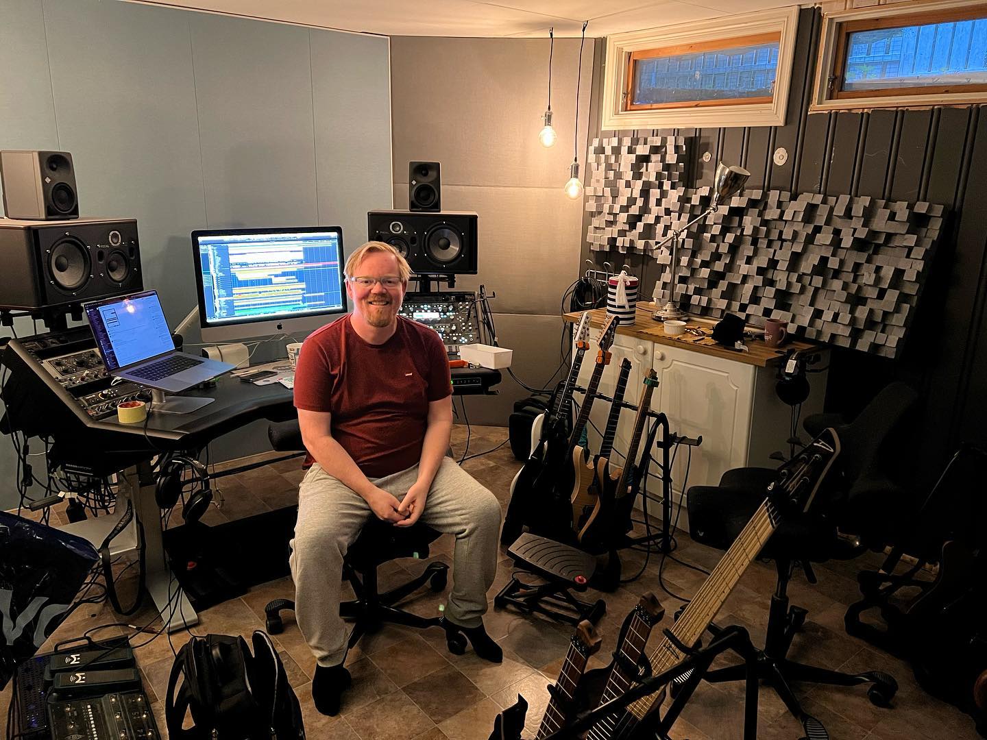 Finally completed tracking bass for the upcoming @soundborne_band album!
A little side-project that took longer than expected. Thanks to Taskaha guitarist Stian Dahl for many hours of takes, coffee, conversation and Wurthers Original!
Now- on to more Taskaha stuff!! #progrock #progmetal #progmusic #progressiverockcommunity #rockmusic #norway #newmusic #norway #hardrockmusic #jazz #newmusic #taskaha #haken #dreamtheater #opeth #leprous #kemper #strandberg #dingwallguitars #tamadrums
#musicman #musicman #taskaha_official
#hurumrock #welåverock #progrockfestival #livemusicnorway #oakinoslo #meermusic #tammatoys #magicpieband #https://infringement.bandcamp.com/ #soundborne_band