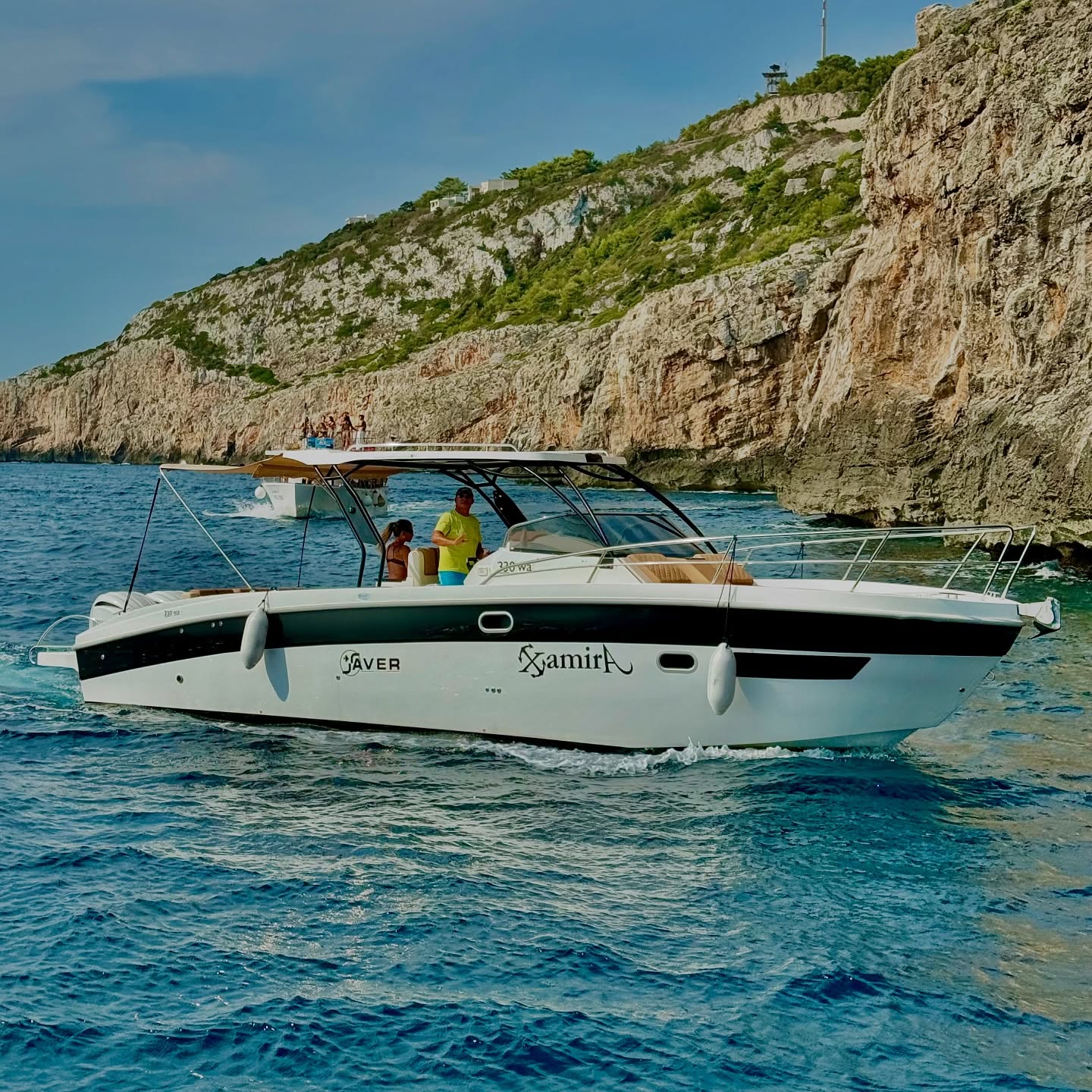 Nell’attesa che passino questi giorni con condizioni meteo incerte, ci prepariamo a vivere una seconda parte di settembre che dovrebbe regalarci altre giornate estive ☀️😎
Come viverle al meglio?
Prova il nostro tour esclusivo con Xamira, un fuori bordo destinato a tour esclusivi nel comfort più totale!💎
Info in DM
•
•
•
#AlexanderLeuca #Xamira #LuxuryTour #SantaMariadiLeuca #CavesEscursion #GrottediLeuca #PrivateTour