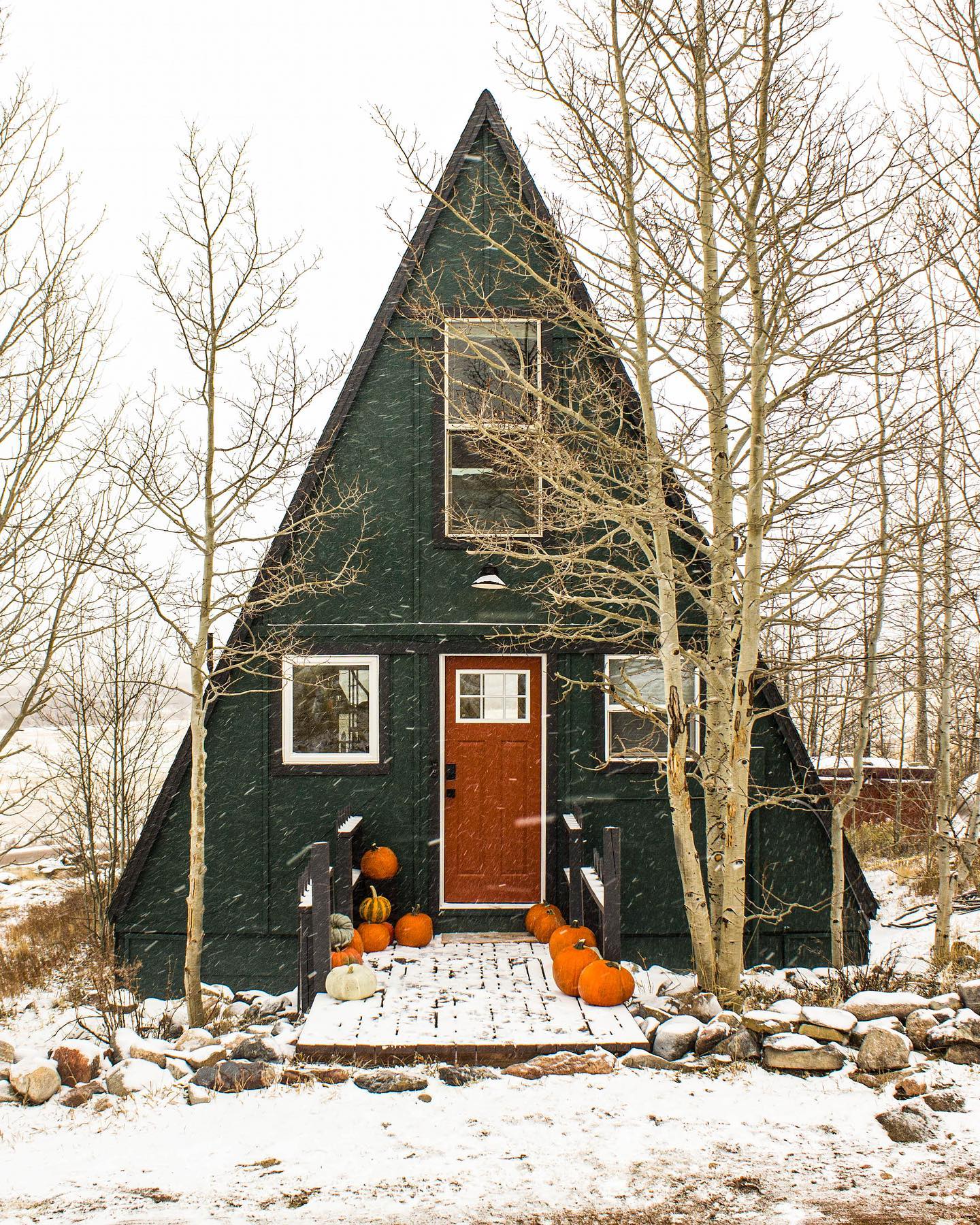 🎃Happy Halloween! 🎃 It’s my favorite holiday of the year. Throwback to this photo of Triangle 1 shortly after finishing up the renovation. I set up all of these cute pumpkins, only for it to blizzard on photo shoot day. Colorado weather at its finest!
#aframe #aframecabin #cabinlove #cabinlife #spookyseason #halloween #hauntedhouse #coloradoairbnb #coloradocabin #travelgram #traveling #coloradotravel