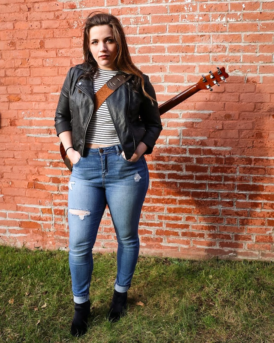 Come see our very own bartender @faithofficialmusic perform Live tonight 7-9! ๐ถ๐ค Then swing through later this weekend so she can serve you a drink! ๐ป๐น๐๐ค๐ผ