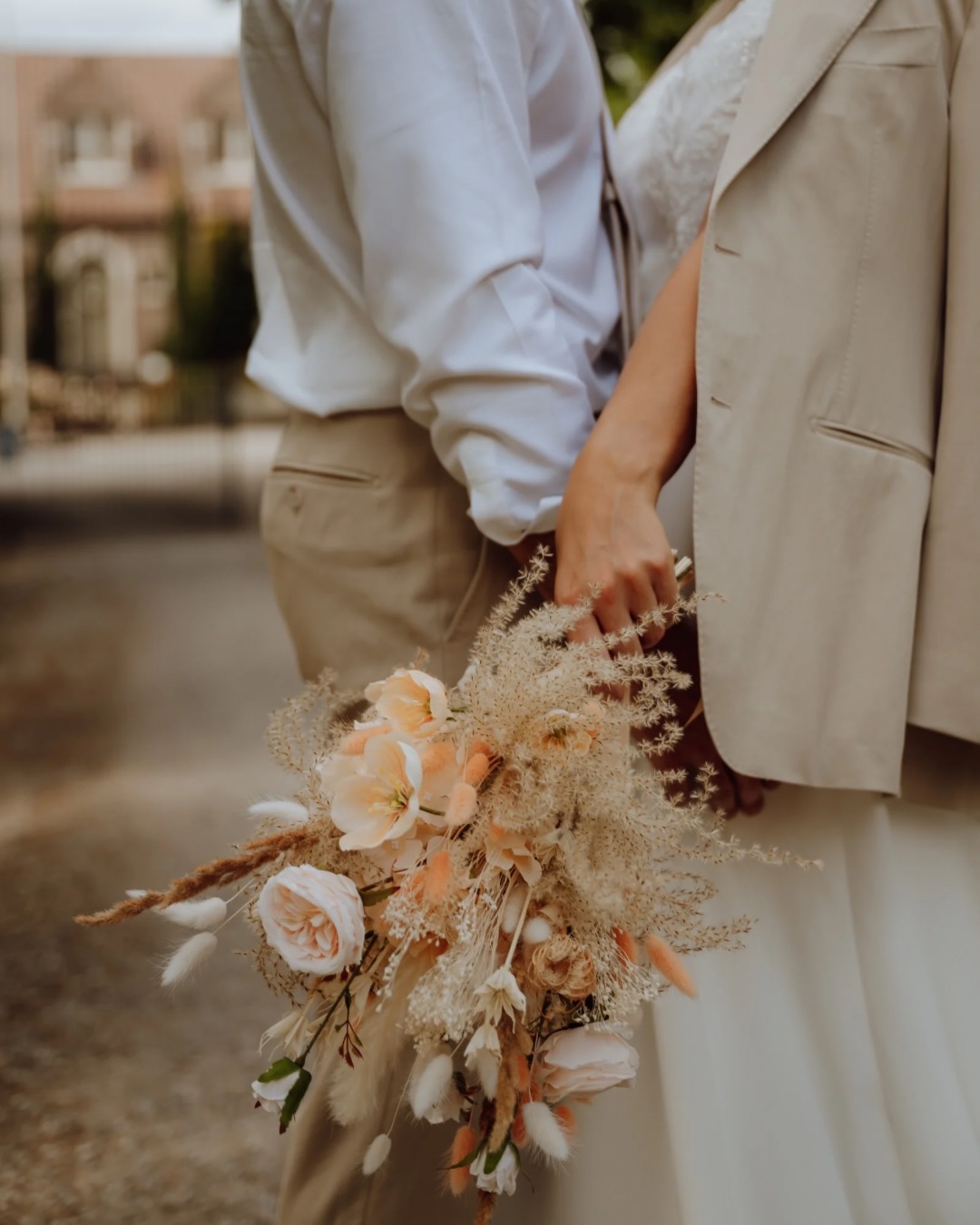 Van Sam zโn presentje in de ochtend (hallo wateroogjes), tot een dansbattle tijdens de ceremonie (ja echt), het aansnijden van de taart dat met veel enthousiasme gebeurde en een feestje dat al vroeg piekteโฆ en gewoon bleef doorgaan!
Chloรซ & Sam, you guys are a vibe โจ
Locatie: @huisvanmem
Haar en make-up: @braidsandshadesbylore
Jurk: @linxfashion
Kostuum: @suitsupply
Bloemen: @mg_flowersdesign
Ceremonie: @evi.ceremoniespreekster
DJ: @pj.elision
Taart: @bakkerijmaes