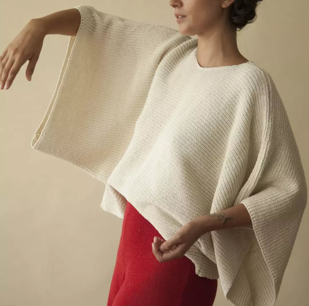 A Blusa Maria é uma das favoritas indiscutidas! Ela é feita em três cores: crú, cinza melange e marinho.
sua textura rica e modelagem simples fazem dela uma peça despretensiosamente bela. com mangas mais curtinhas ela se adapta perfeitamente ao clima brasileiro.
No domingo vamos participar da @curadoriaselva e teremos ela nas três cores para você (se) presentear com produtos artesanais cheios de carinho.
Esperamos por você na rua Aspicuelta, 245 na Vila Madalena!
#necaknit #necaknitatelier #tricoartesanal #tricot #feitoamao #handcraftedknitwear
#knit #knitwear #compradequemfaz
#tejido #hechoamano #artesanal
#tejidodepunto #tejidoartesanal #blusa #blusadetrico #top #knittedtop #remera #remeratejida