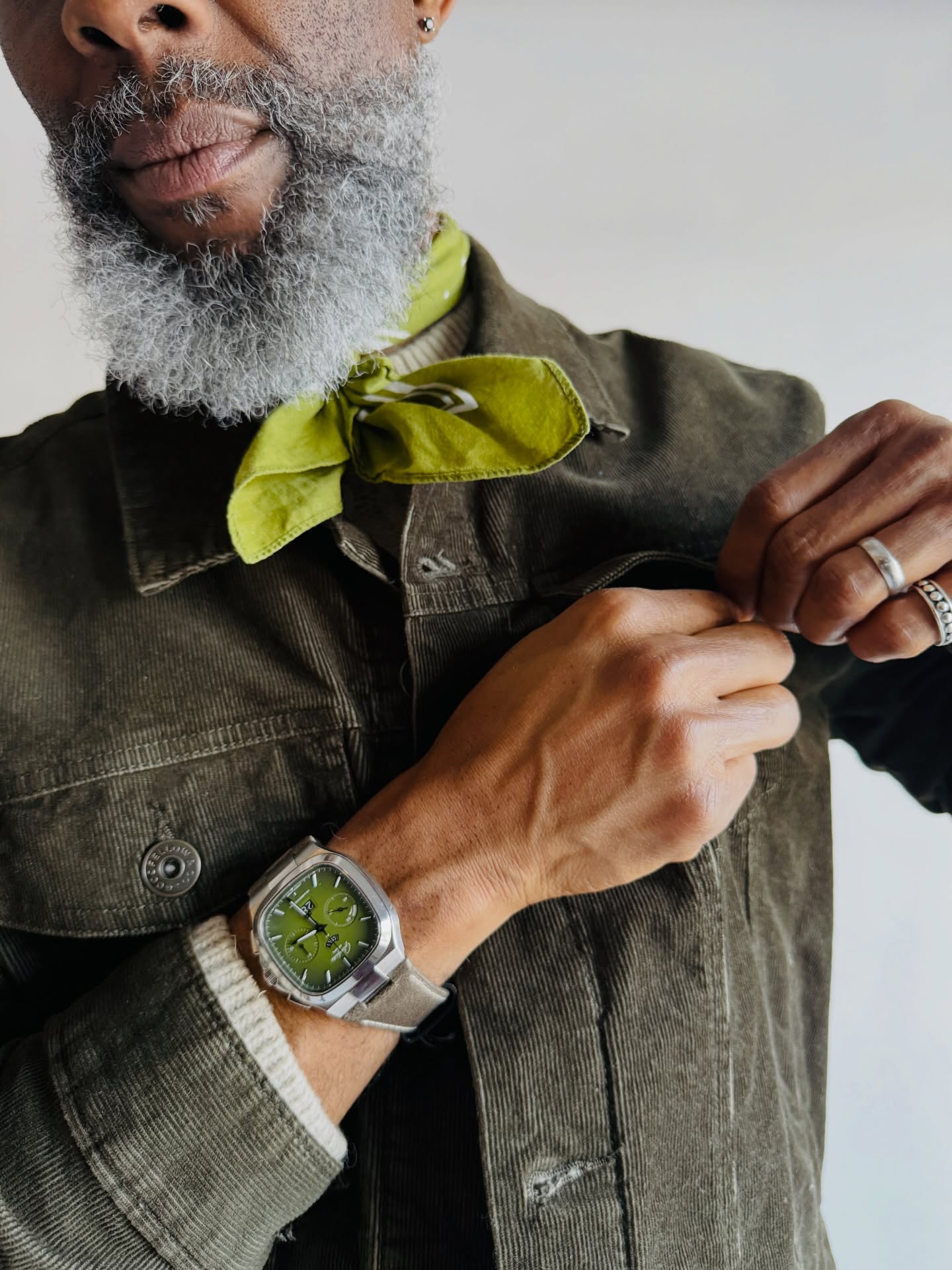 Above the noise, time slows down.
Green corduroy, a tied neckerchief,
and a Glashütte Original Panorama Date from the 1970s—
its green dial catching light somewhere between shadow and memory.
Worn in stillness.
Anchored in craft.
History, present, and intention sharing the same frame.
Watch: Glashütte Original Panorama Date
Era: 1970s
Dial: Green
#JaymzNylon #GodfatherOfAfroTech #GlashutteOriginal #PanoramaDate #VintageWatch