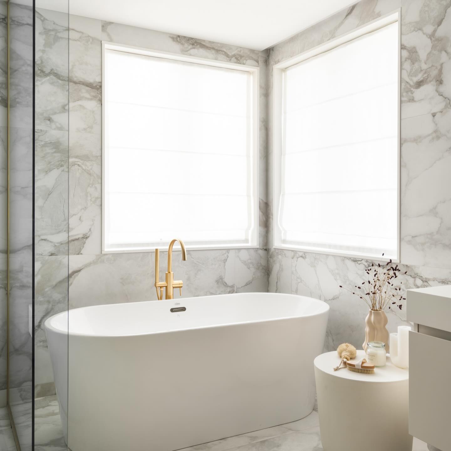 Stores plats sur mesure, pensés pour laisser entrer la lumière tout en préservant l’intimité 🫧
Une solution élégante et fonctionnelle pour la salle de bain.
Option de motorisation disponible pour un confort optimal, contrôlable directement depuis votre téléphone📱
Estimation gratuite 📋
#DesignInterieurMontreal
#HabillageDeFenetres
#StoresSurMesure
#MontrealHomes
#MTLDesign