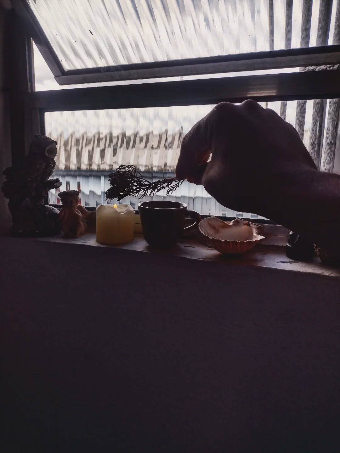 Benção da Casa
Uma oração retirada do livro Carminha Gadelica que é uma coletânea de hinos, bençãos, encantos e textos do folclore escocês, usei um galho de pi jeito que tem virtude benéfica e ofereci uma pequena xícara de café ao espírito do lar.
Dhe, beannaich an taigh,
Bho steidh gu staidh,
Bho chrann gu fraigh,
Bho cheann gu saidh,
Bho dhronn gu traigh,
Bho sgonn gu sgaith,
Eadar bhonn agus bhraighe,
Bhonn agus bhraighe.
.
Deus abençoe a casa,
do local à sua permanência,
da viga à parede,
de ponta a ponta,
da cumeeira ao porão, da
viga ao telhado,
da fundação ao cume,
da fundação ao cume.
#folkmagic #scotlandfolklore #magic #spirithouse #treepine