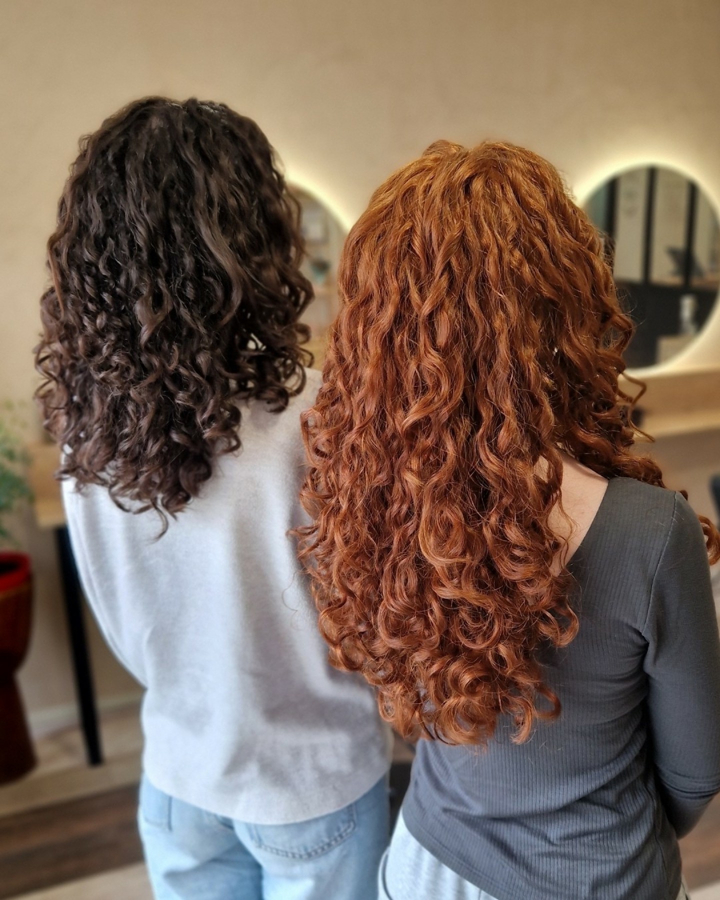 Un super moment partagé au salon : deux sœurs venues ensemble pour redonner vie à leurs boucles 💛
Deux textures différentes, deux coupes personnalisées !
👉 Tu viendrais avec qui pour un duo au salon ?