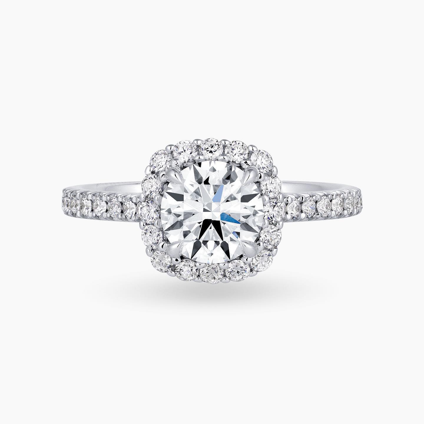 Our signature halo - enclosing an exquisite 1 carat diamond and set in platinum with French pave accent diamonds.
#engagementring #engagementringhk #diamonds #diamondshk #naturaldiamonds #labgrowndiamonds #labgrowndiamondshk #weddingring #skylarcdiamonds
