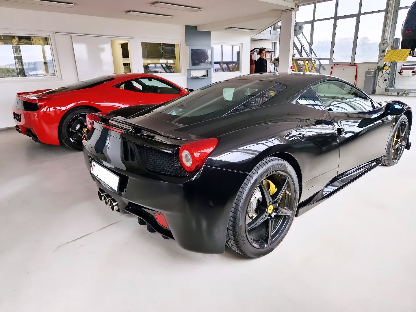 Une Ferrari peut en cacher une autre...
Www.carrosseriebra.ch
#cars #carstagram #carsofinstagram #carrosserie #carrosseriesuisse #carsoftheday #carrosseriebra #coupesport #fastcar #ferrari #ferrari458 #supercars #sportcars #voituredeluxe #voiture #voituredesport #rosso #italia #italy🇮🇹 #apiedcestbienmaiscestlong