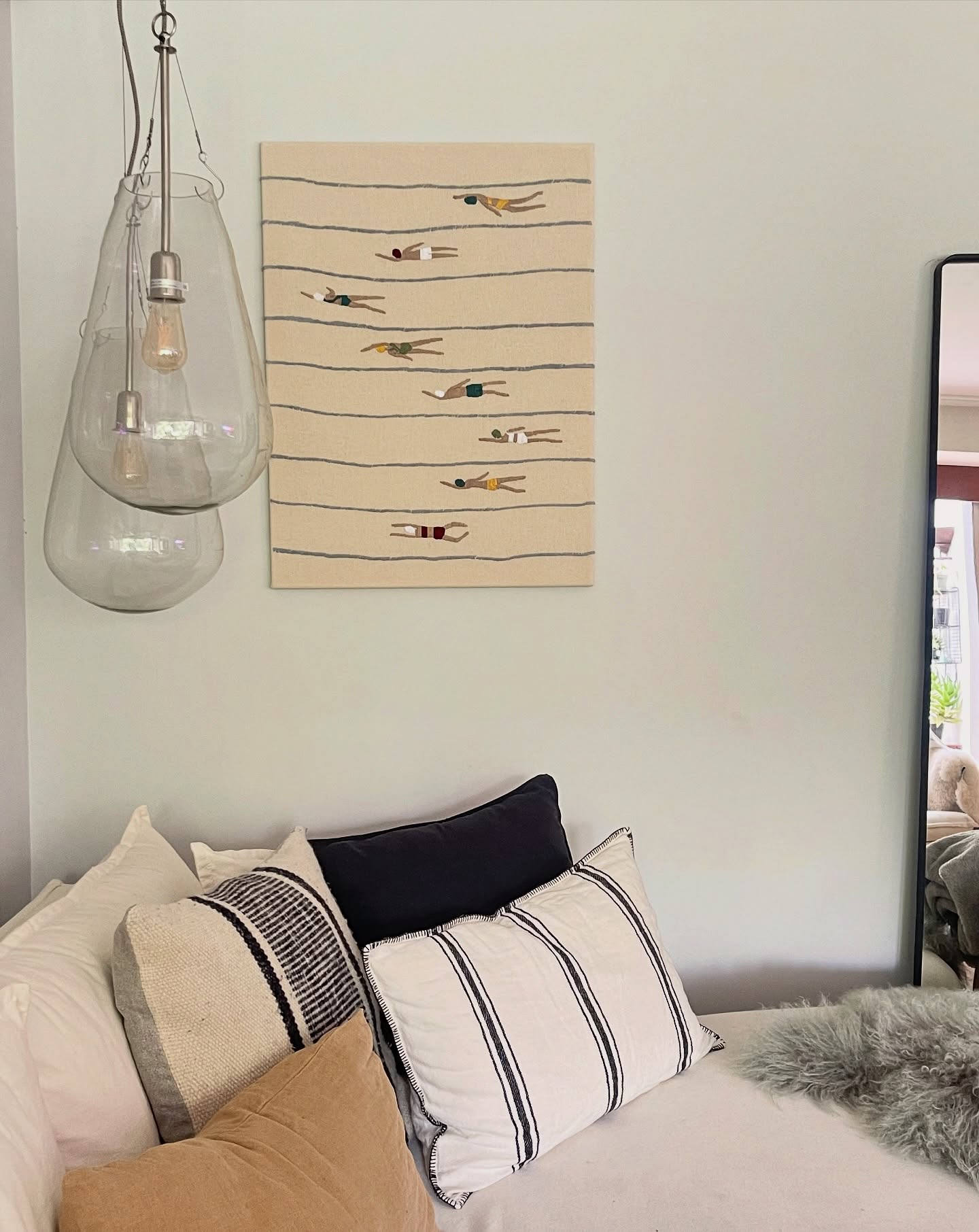 Nadadoras bordadas a mano, capturadas en pleno movimiento.
Una pieza decorativa pensada para dar calma y carácter a tu espacio
Hecho a mano, más información por DM.
#bordadochileno #artetextilchileno #artesaniachilena
#hechoamanochile #emprendimientochileno