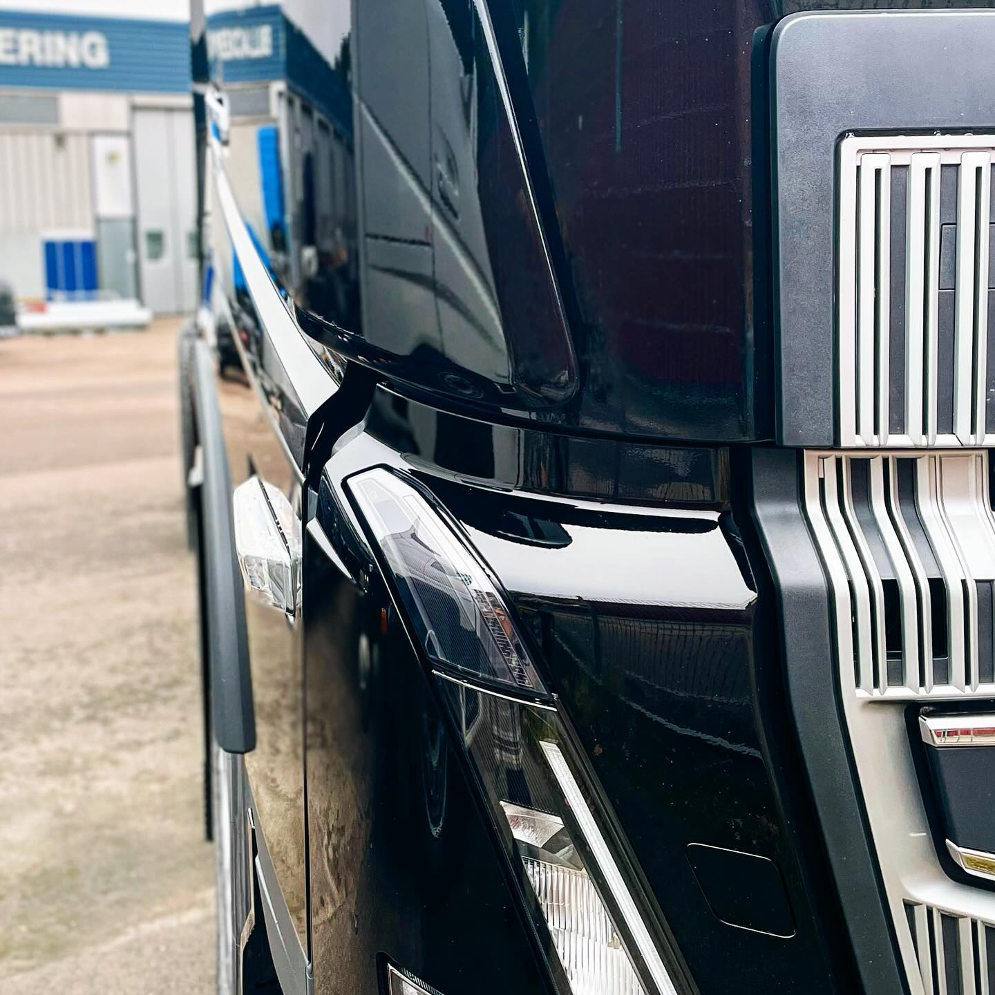 Vi strävar alltid efter att uppnå högsta kvalitet och nöjda kunder genom att följa en noggrann och professionell lackeringsprocess ☑️
#lastbil #lastbillack #lastbillackering #hovgårdensytskydd #göteborg #västkusten #industrilackering