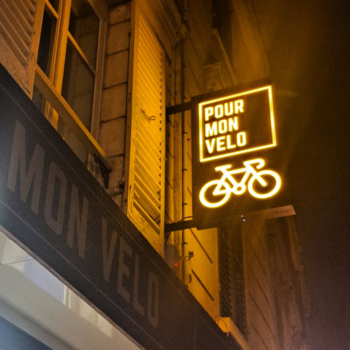 Mise en lumière de l'enseigne drapeau terminée ✅️ 💡
#pourmonvelo #ebikeshop #o2feel #cubebikesofficial #verriereslebuisson