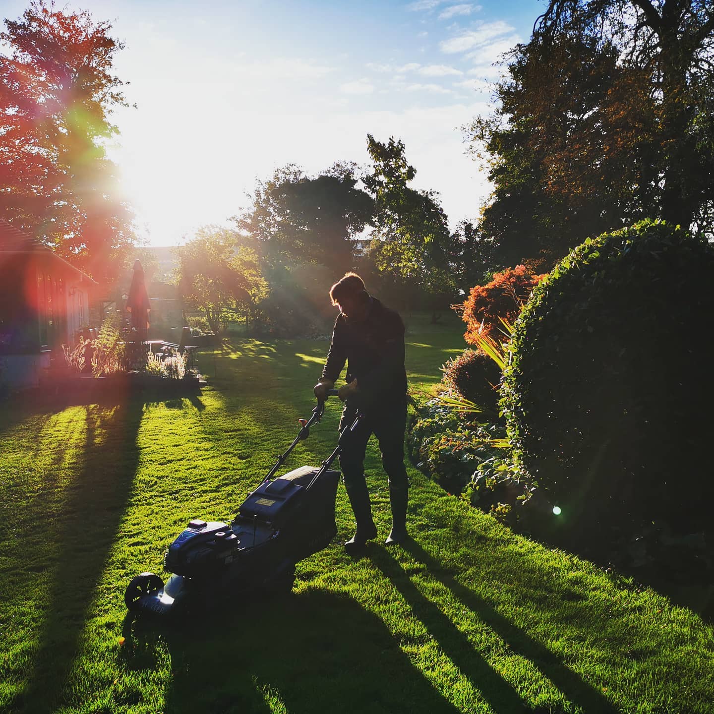 Grass cutting in the Autumn sun this week. No sign of it slowing down.
#grasscutting #grass #bloomsford #portsmouth #meonvalley #fareham #gardener #gardening #outdoors #lovemyjob #green