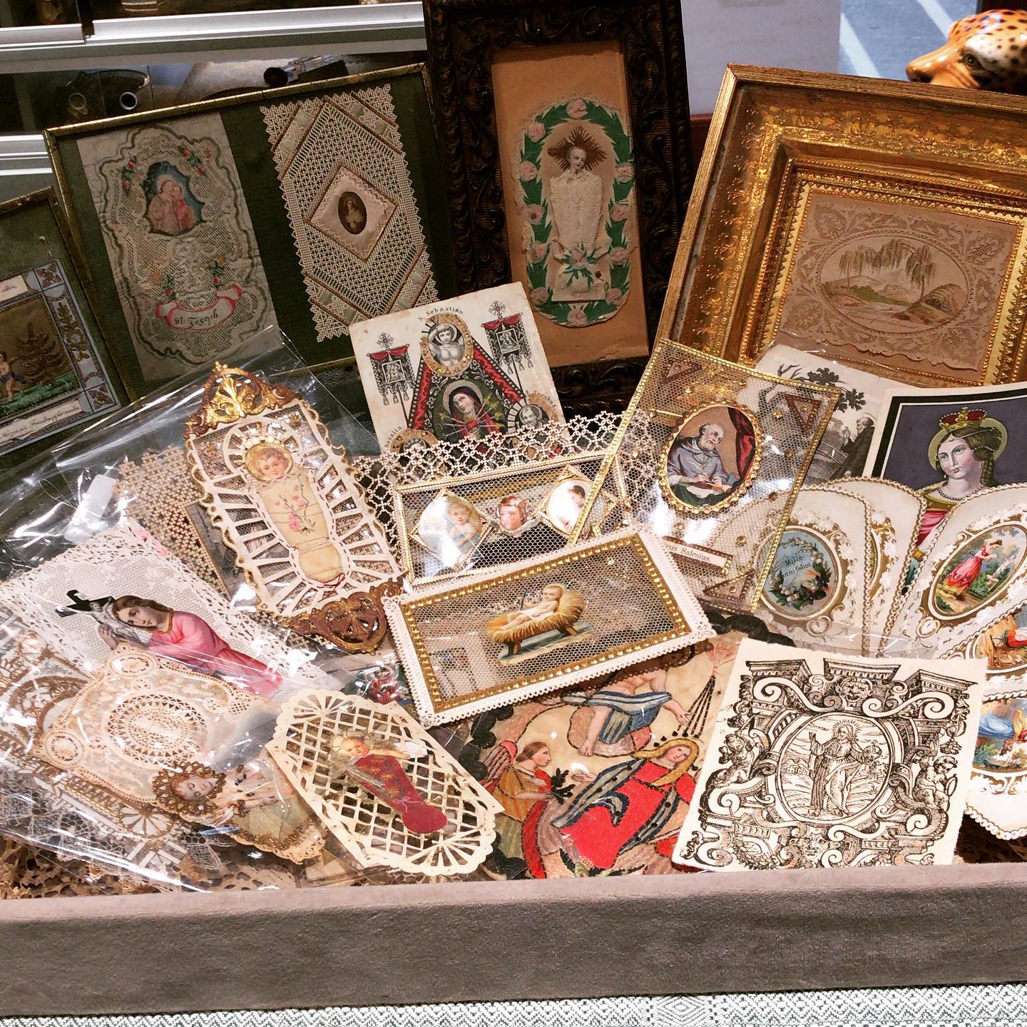 Anticoponteantiquariato. Collezione di antichi santini impreziositi con pizzi e ricami canivet. Visita il mio sito anticoponteantiquariato.com. Link in bio#antique #holypicture #santini #santinidacollezione #antiquariato #antiquesforsale #antiques #antiquestore #antiqueshop #venice #rialtobridge#