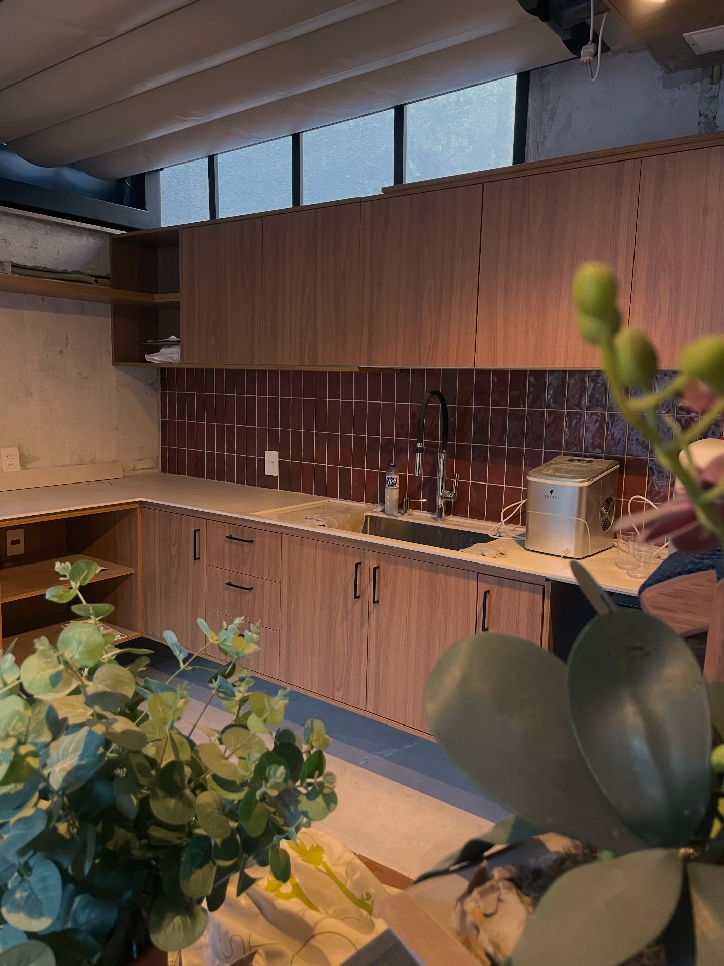 A área gourmet é pensada como um espaço para aproveitar o exterior com conforto e prazer.
Por isso, desde o início, este projeto recebe uma atenção especial à estética, às proporções e, principalmente, à funcionalidade.
Do primeiro desenho à montagem, o cliente não precisa se preocupar com nada. Cuidamos de todas as etapas: planejamento, adaptações ao longo da obra e execução, para que tudo flua de forma clara e segura.
Cada detalhe é pensado para que os móveis planejados entreguem um bom resultado, algo que só acontece quando o projeto é bem definido, bem acompanhado e capaz de se adaptar à obra em andamento.
Os materiais escolhidos são adequados para uso externo, combinados com ferragens de alto padrão, garantindo durabilidade, conforto no uso e um acabamento à altura do que o cliente espera.
O projeto ainda está em andamento, mas o cuidado aplicado em cada etapa já antecipa o resultado final!