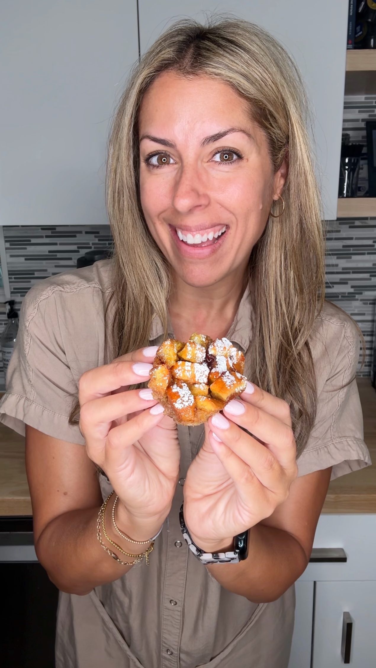 Would you try PB&J French Toast Muffins?
PB&J French Toast Muffins 🥜🍓
All the cozy flavors of PB&J and French toast. Baked into soft, fluffy muffins. Each bite has creamy peanut butter, sweet jelly, and custardy French toast vibes with golden edges. Easy, nostalgic, and dangerously good.
Ingredient
1 cup vegan liquid egg
1 cup of non dairy milk
1 tsp cinnamon
Sliced bread roughly 10-12 slices to make 5-6 sandwiches
Peanut butter
Jelly or jam of choice
Powdered sugar and syrup for serving
Directions
Preheat oven to 350
In a medium bowl whisk together your milk egg and cinnamon
Set aside
Take two pieces of bread
Spread one with peanut butter on one side
Spread the other with jelly
Make into sandwich and gently press down
Cut into small squares
Repeat with remaining bread
Place into greased muffin pan
Pour your milk and egg mixture on top
Let sit for 8-10 minutes
Bake in preheated oven for 20 minutes
Remove and cool slightly
Remove from pan and garnish with powdered sugar
Serve with syrup
Enjoy!