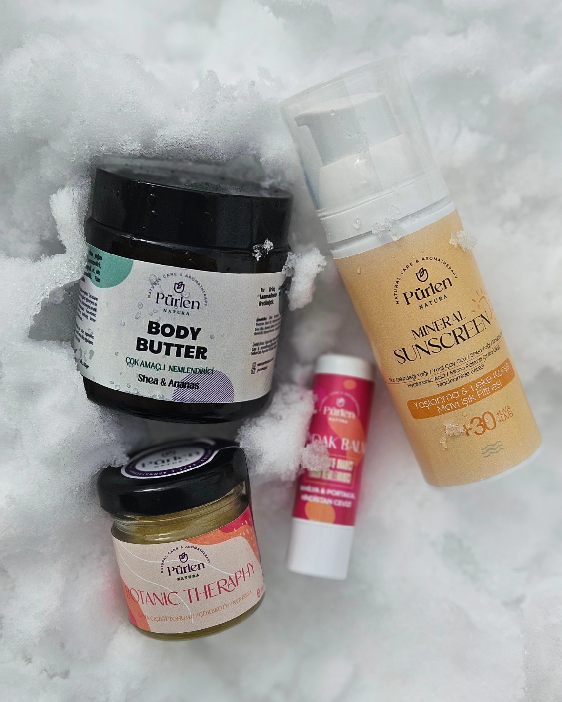 Kar yağmış
Soğuk vurmuş
Ciltler çatlamış
Umrumuzda mı?
PÜRLEN VÜCUT BAKIM SERISI işini çok iyi yapar.
♻️Micno patentli Güneş Kremi ile cildinizi kış güneşinden korur, besler, onarır
♻️Vanilya & Portakal Dudak Balmı ile dudakları yoğun nemlendirir, dışarı çıkmadan önce sürüldüğünde bariyer oluşturur.
♻️Baş tacı BOTANIC THERAPY ile egzama, sedef, mantar gibi kronik rahatsızlıkları fevkalade yumuşatır, rahatlatır. Çatlak, nasırlaşmış cildi onarır.
♻️Vee aramıza yeni katılan aile boy, ekonomik Body Butter tüm cildi nemlendirir, bariyer oluşturur, besler.
Topuk, diz, dirsek, el, yüz , kuru bacaklar, tüm vücut yoğun neme doyacak!!
#purlennatura #doğalciltbakımı #kurucilt #kuruciltleriçin #doğalvücutbakımı #temiziçerik #temiziçeriklikozmetik #doğalkozmetik #doğalnemlendirici