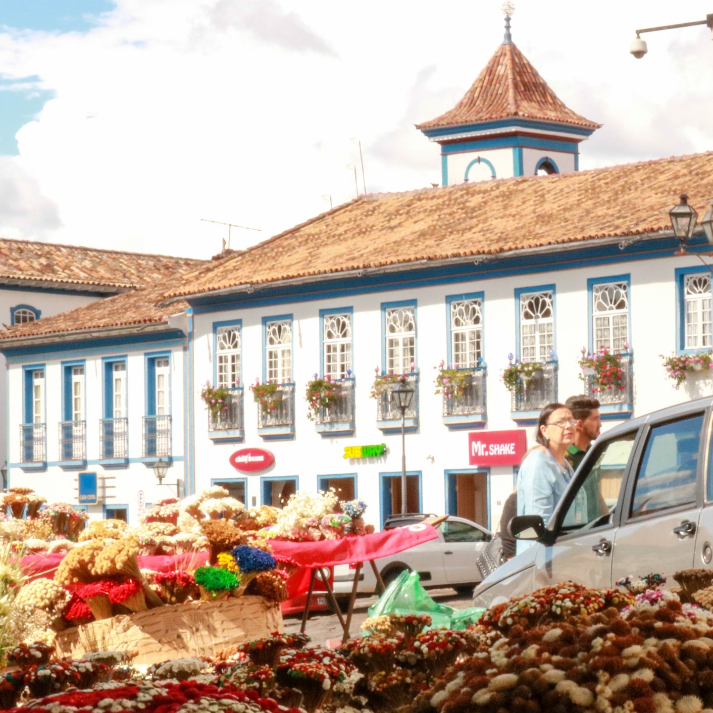 🌺 Conoce el trabajo que realiza la ciudad de Diamantina (Brasil) a través del Festival de las Comunidades Apanhadoras de Flores Sempre-Vivas, una iniciativa que visibiliza saberes tradicionales, fortalece las economías locales y protege la biodiversidad de la Serra do Espinhaço.
Cuidar el patrimonio cultural también es clave para construir sistemas alimentarios más justos y resilientes.
📱 Conoce más en www.redcisa.org/noticias
#CiudadesQueInspiran #RedCISA #SoberaníaAlimentaria #CulturaViva #Territorio