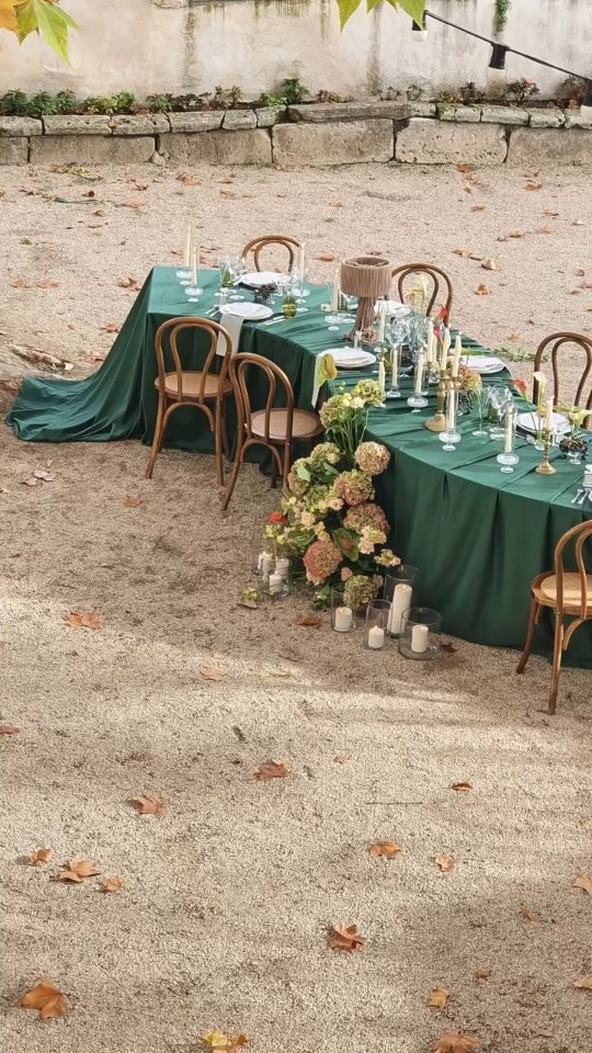 En décoration, il y a une variable qu’on oublie trop souvent : le temps.
Le temps, ce metteur en scene.
Le matin offre sa lueur timide, fragile. Puis la journée s’étire : la lumière change, joue avec les formes, caresse les textures, révèle des détails insoupçonnés… mais parfois elle est dure, crame les blancs, souligne les imperfections, crée des ombres tranchées.
Arrive ensuite la golden hour : dorée, chaleureuse, généreuse. L’heure qui sublime chaque détail, qui rend magique ce qui semblait ordinaire. Enfin, l’obscurité, puissante et intime, révélant les lueurs éparses, tamisées et chaudes des bougies.
Au fil de la journée, le même décor vit plusieurs vies. Mon œil de décoratrice n’en voit pas un seul, mais bien trois. Trois ambiances qu’il faut anticiper sans dévoiler, un moment a sublimer sans concurrencer les autres, guider sans imposer. Chaque étape est magnifique et mérite son heure de gloire.
Venue @domainelacastelette84
Wedding Planner @fatiaweddingplanner
Photographer @nencioni_nathalie_photographe
Floral Designer @maison_julieetvictor
Decoration rental @provencelocationmariage
Tableware rental @jani_solution_evenementielle
Wedding dress @margaux_selle
Wedding tailor @maelle_faubourgsaintsulpice @faubourgsaintsulpice_mariage
Make up @inesmakeupartist_
Hairdresser @amandinebhair.makeup
Wedding cake @violetta_cake_artist Jewelry @romara.design | @romara.wedding
Stationery and wedding favors @gisele.carles
Wedding rings @maisonmiralys
Wedding shoes @rosa_clara
Wine @letempsdessages
Real couple @c_line_sz @david_040776