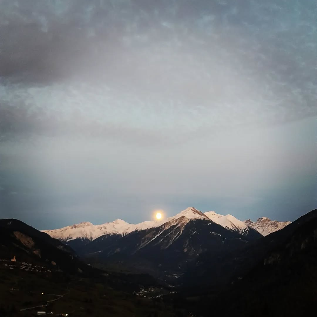 Über dem Albulatal geht der fast volle Mond auf 🌝
#uts #stierva #albulatal #pflaumenmond bald #fullmoon #graubünden #abendlicht