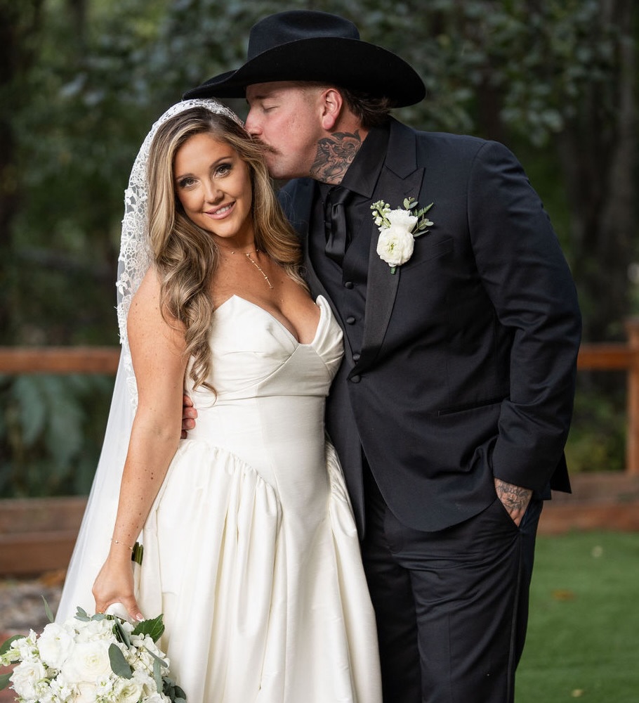 Where love grows wild. 🤍
.
.
.
#WhereLoveGrowsWild #JustMarried #CountryWedding #WesternLove #WeddingDay