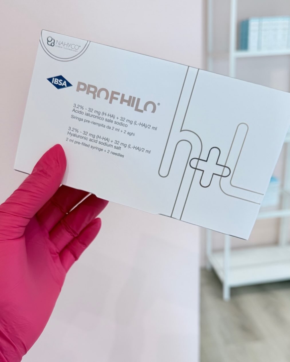 PROFHILO❄️
Yksi asiakkaiden suosikki hoidoista jo monen vuoden ajan. Sopii talven kuivattamalle iholle ja tuomaan kirkastusta.
Hoito on nopea toteuttaa ja siitä toipuu noin vuorokaudessa.
Profhilo on hyvä ensimmäiseksi hoidoksi, josta aloittaa injektiohoidot.
▶️Syväkosteutus
▶️Ihon kimmoisuuden säilyttäminen
▶️Glow efekti
▶️Herkän ja tulehtuneen ihon rauhoittaminen
Sopii myös miesten ihon hoitoon!